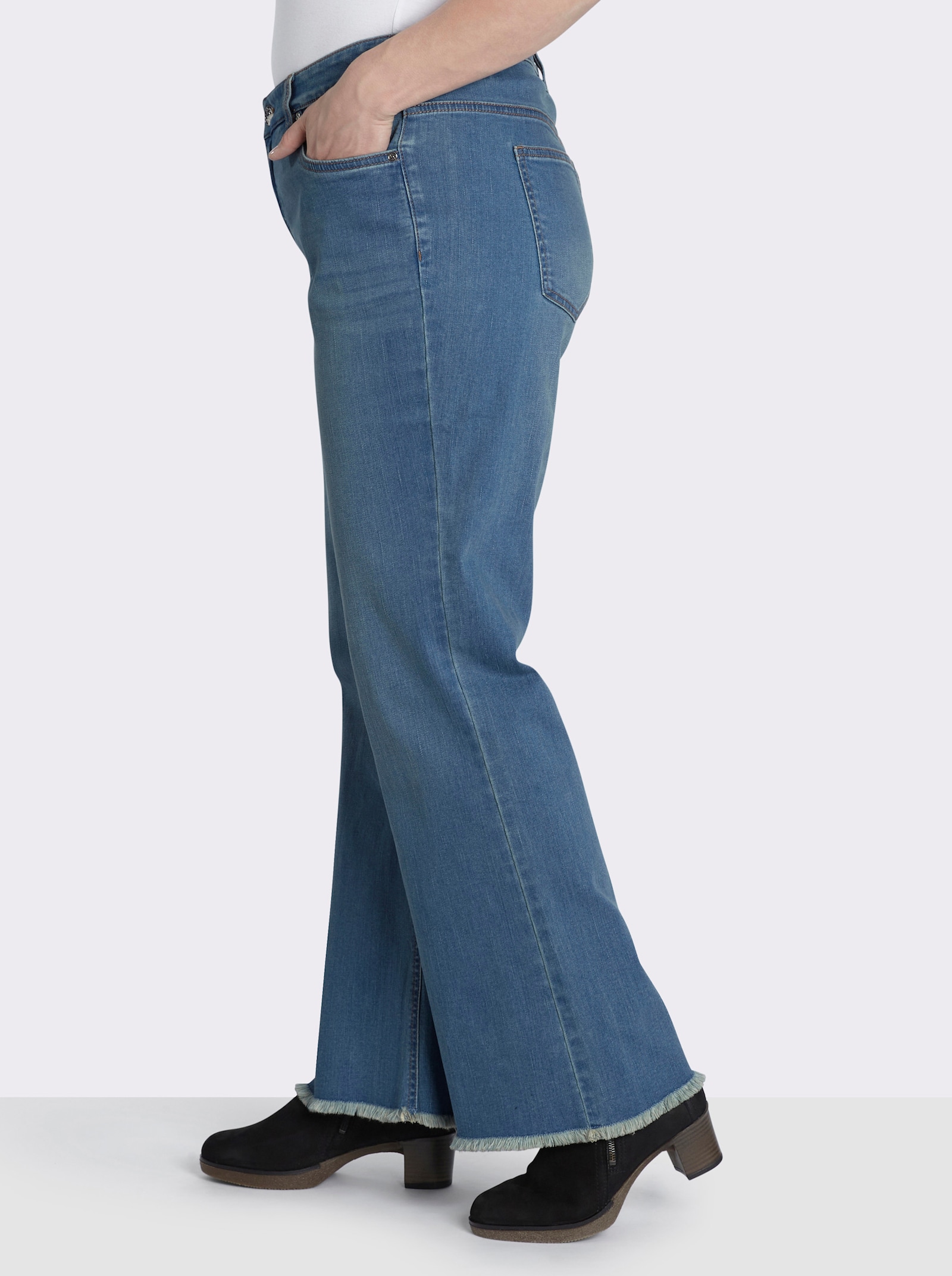 sheego Bootcut-Jeans mit Fransensaum - blue-bleached