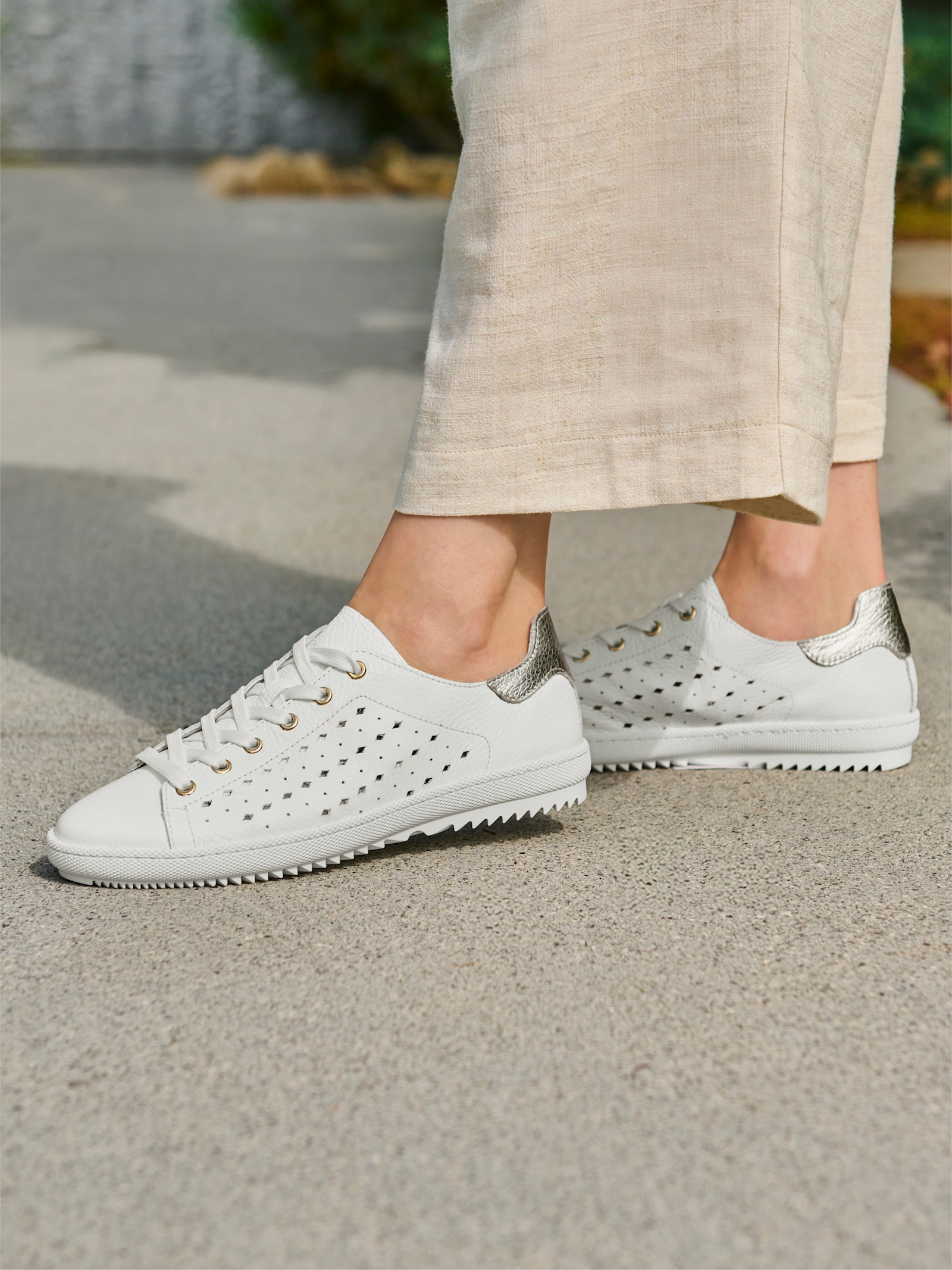 heine Schnürschuh mit Lasercut - weiß-goldfarben