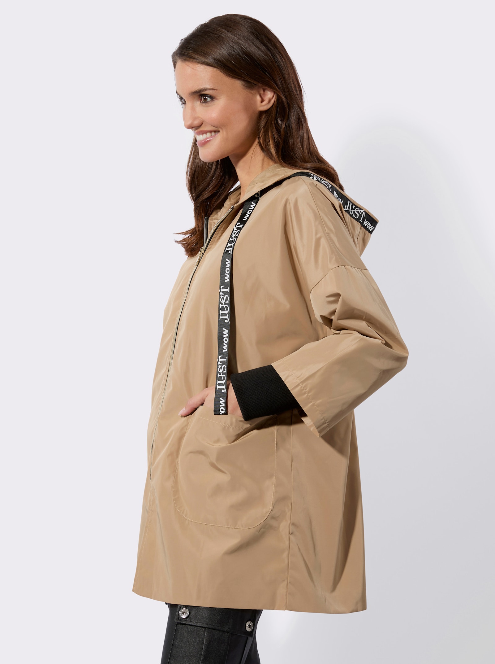 Kapuzenjacke mit Kontrast-Details - camel