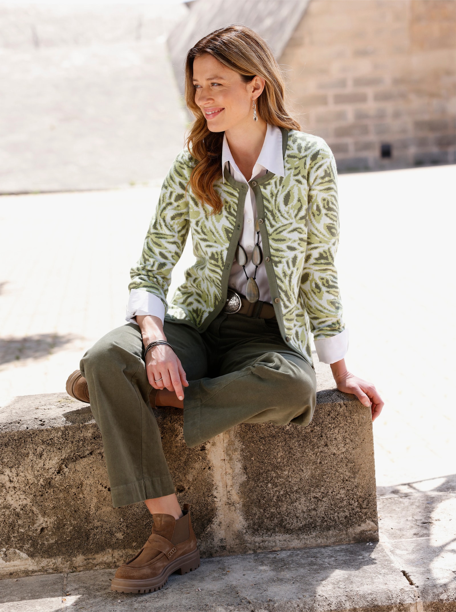 Jacquardstrickjacke mit floralem Allovermuster - khaki-ecru-gemustert