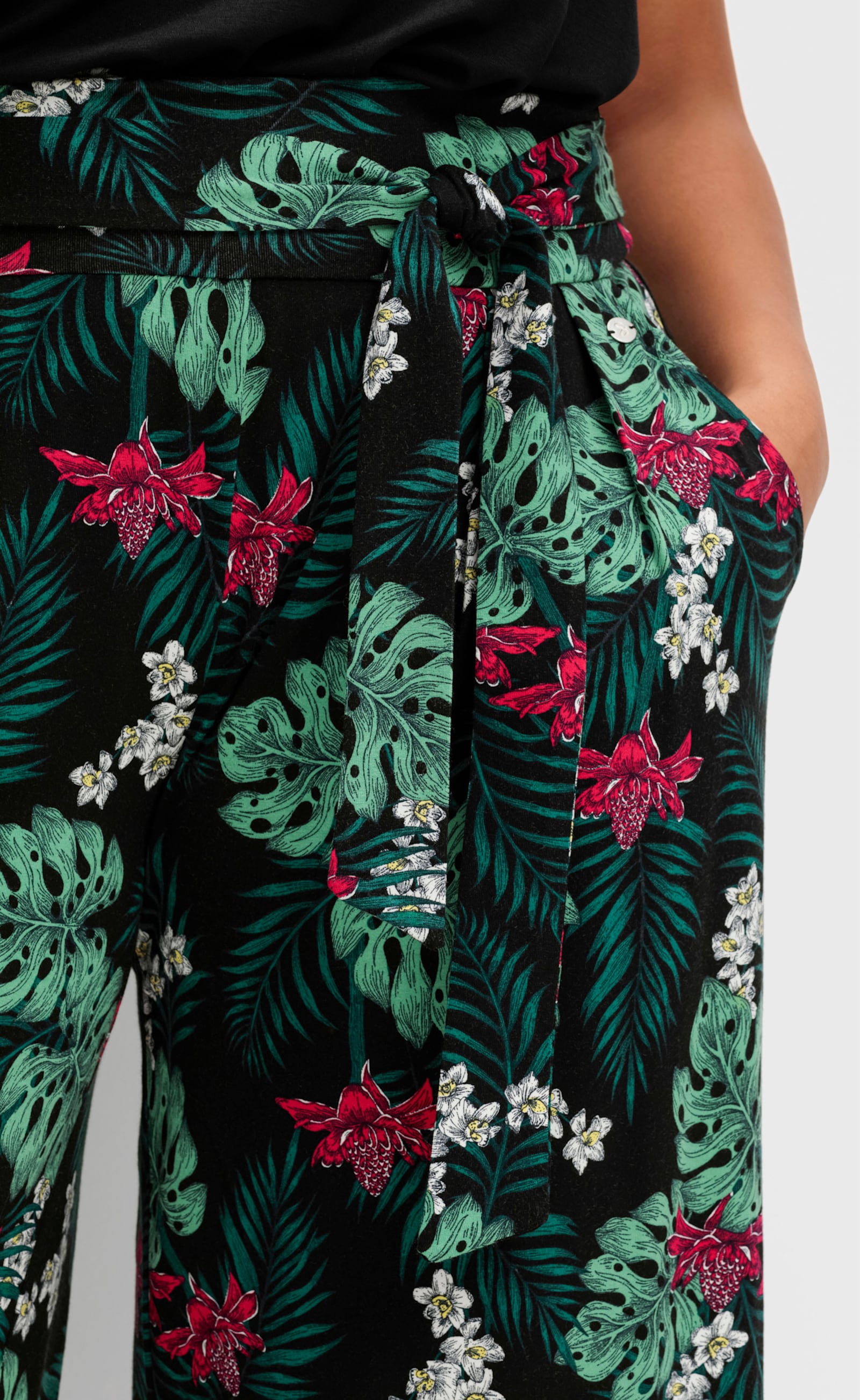 sheego Culotte mit tropischem Muster - schwarz-gemustert