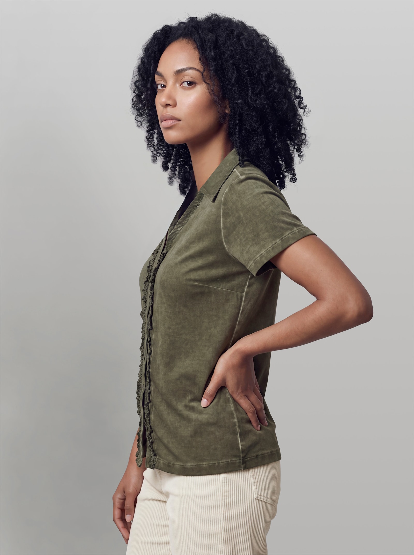 heine V-Shirt mit Rüschen - khaki
