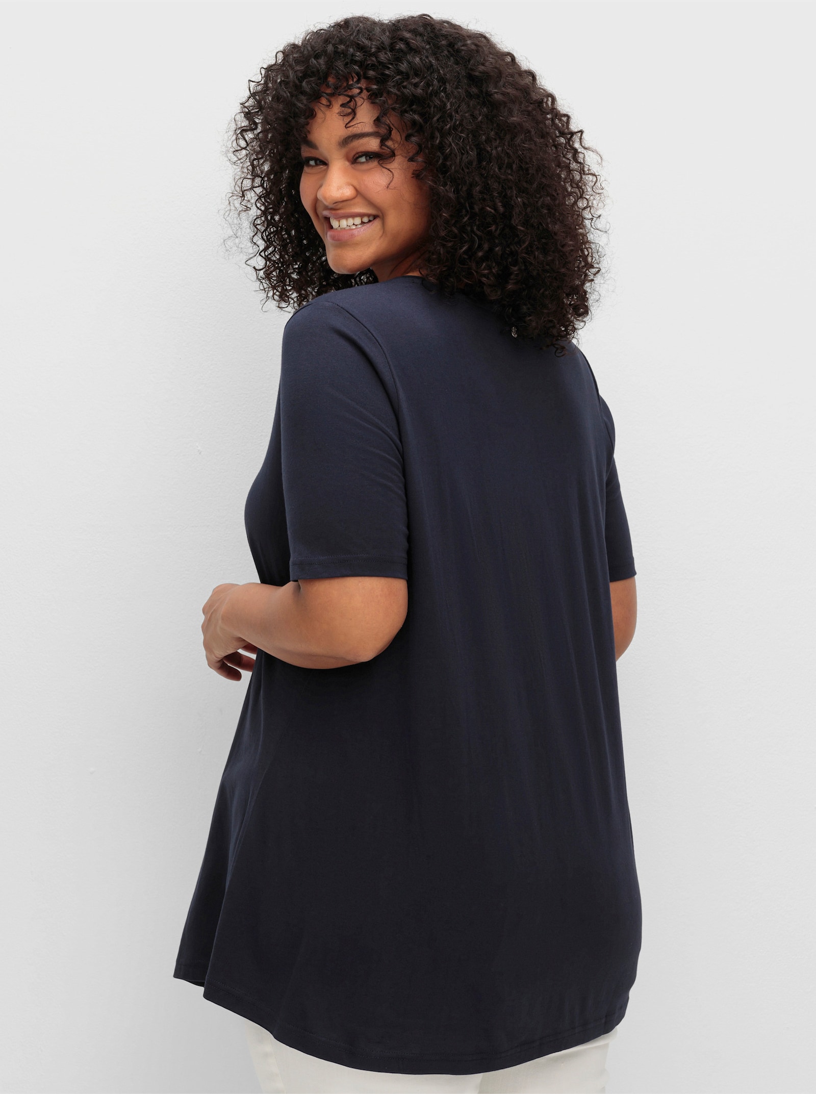 sheego T-shirt in A-lijn, met stolpplooi bij de hals - diepblauw