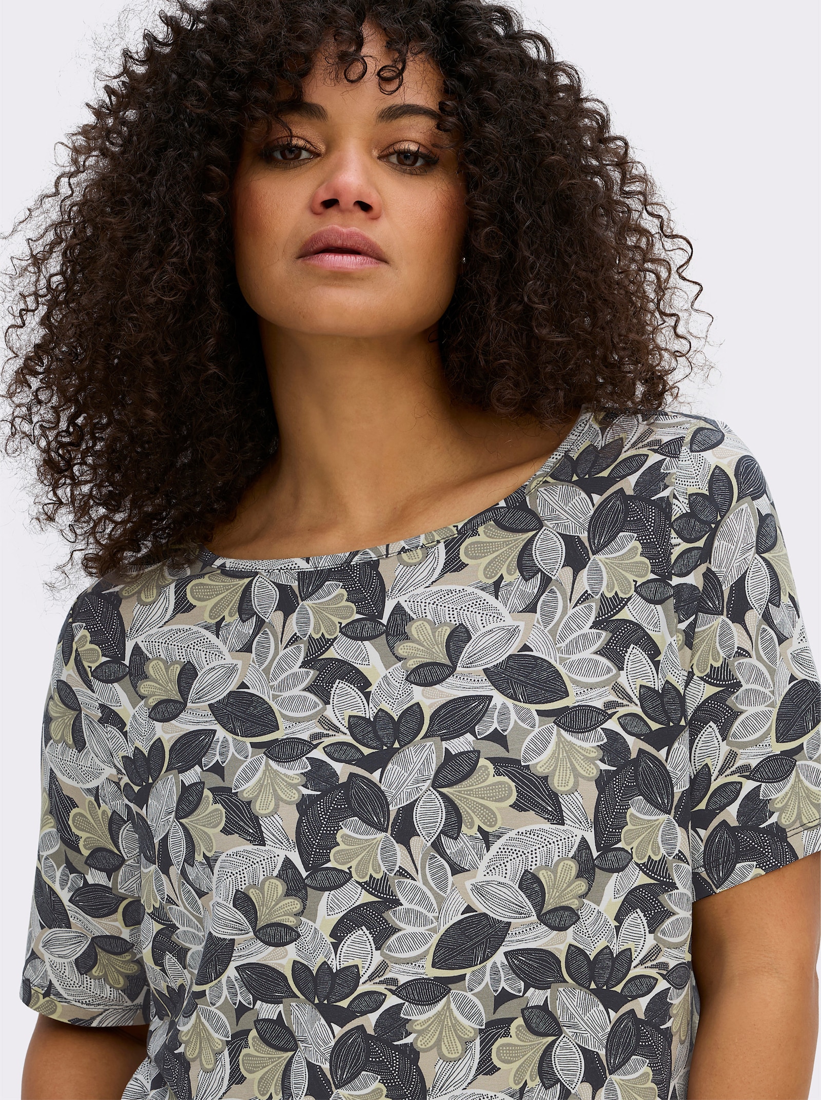 Print-Shirt mit paspeliertem U-Boot-Ausschnitt - khaki-lindgrün-bedruckt