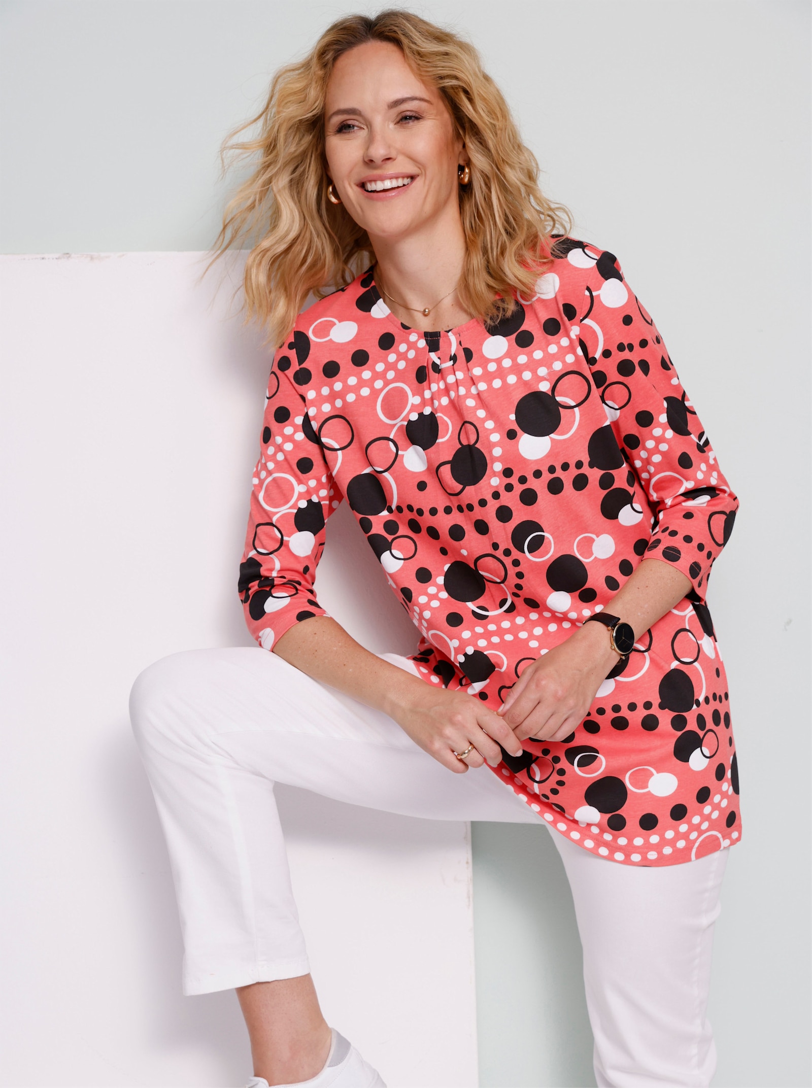 Lang shirt in licht uitlopend model - koraal/zwart geprint