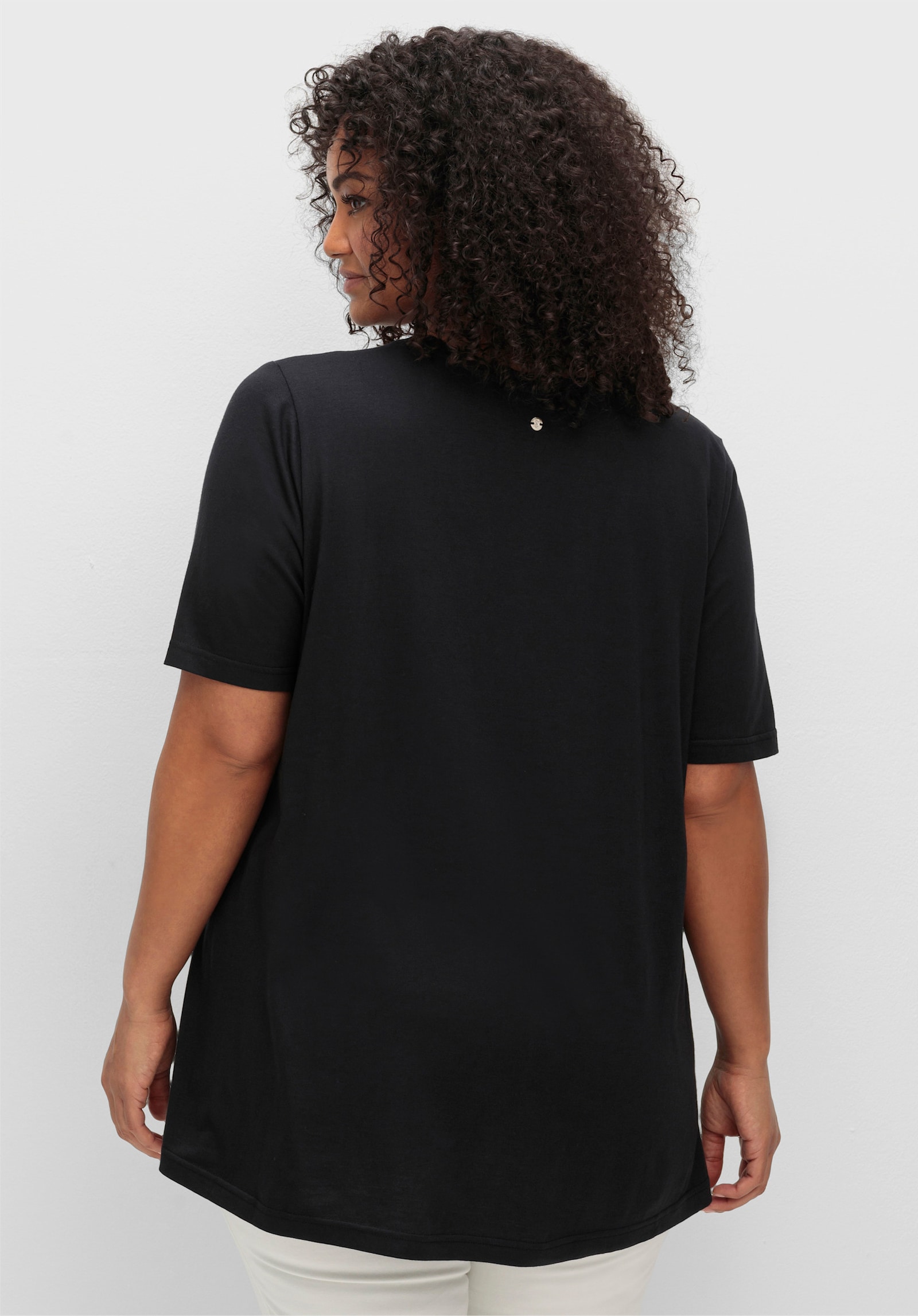 sheego T-shirt in A-lijn, met stolpplooi bij de hals - zwart