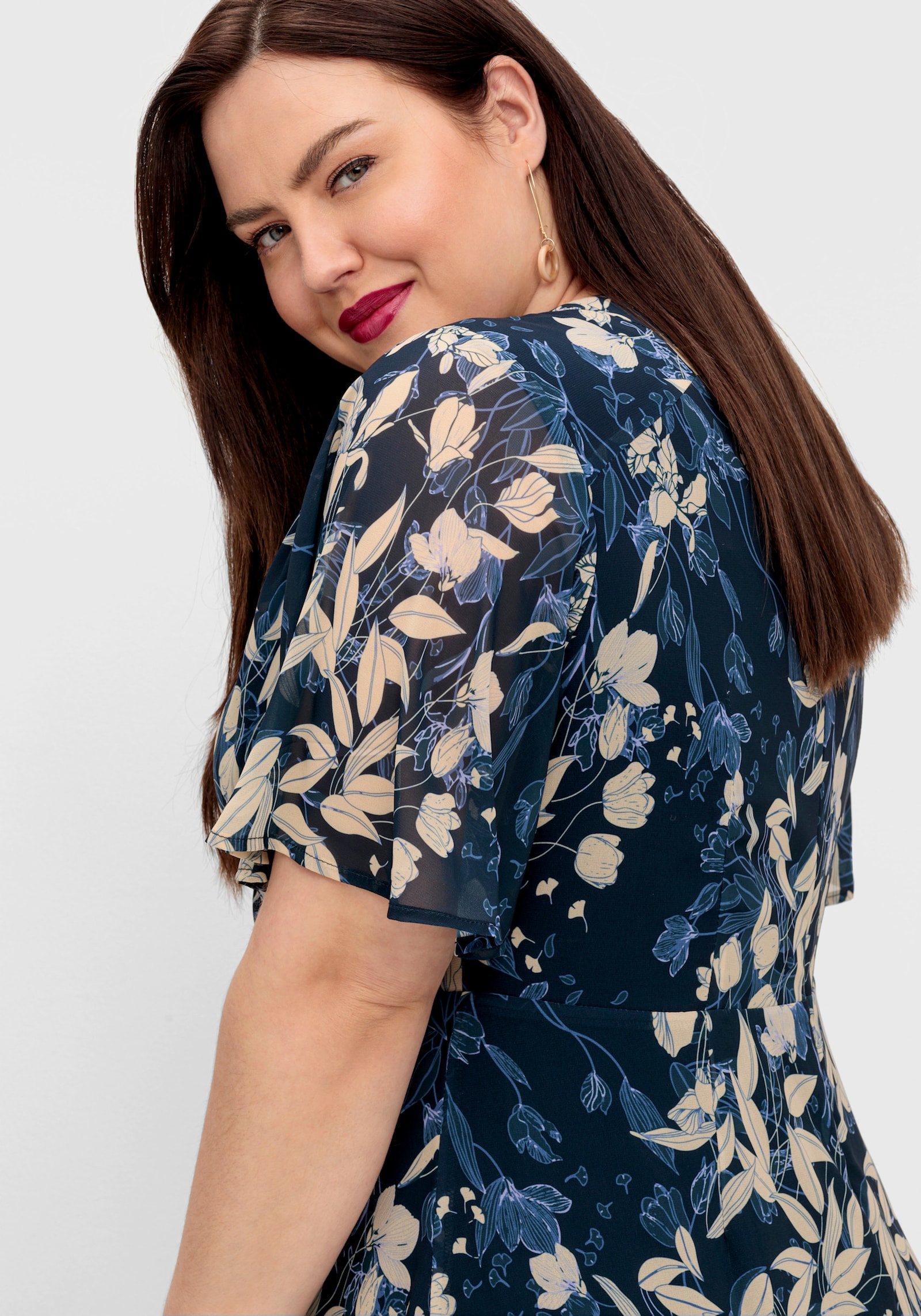 sheego Chiffonkleid in Wickeloptik, mit Blätterprint - nachtblau-gemustert