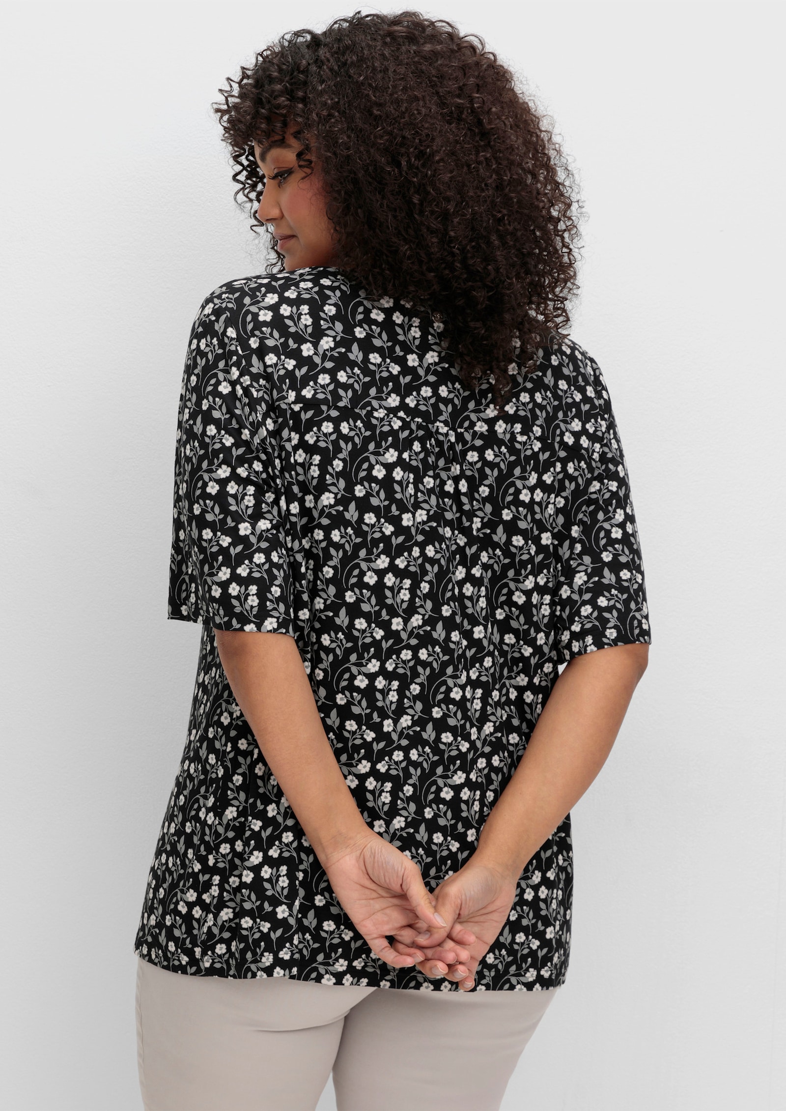 sheego Shirt mit Blümchenprint und Knopfleiste - schwarz-gemustert