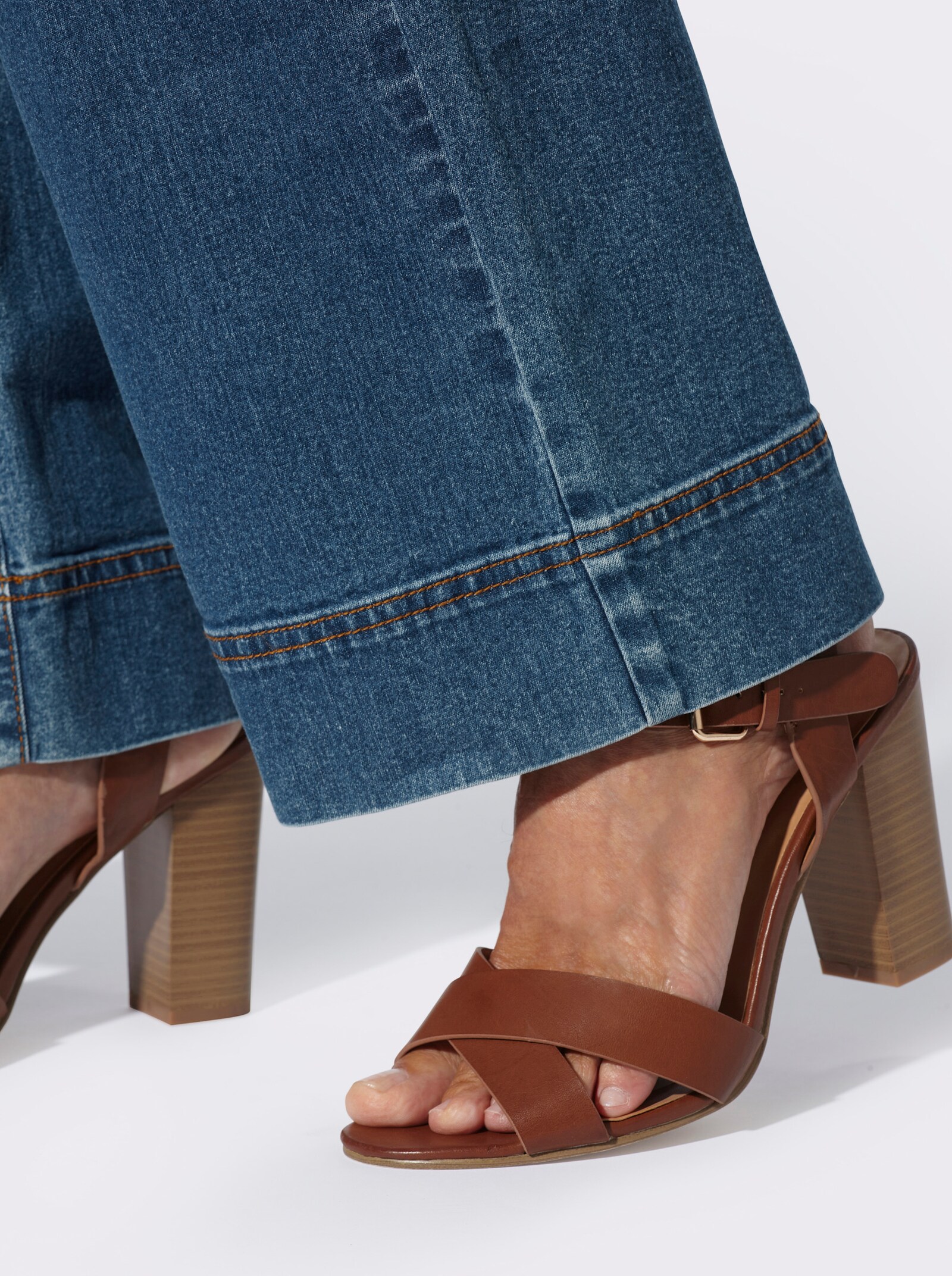 Jeans mit aufgesetzten Taschen - blue-stone-washed