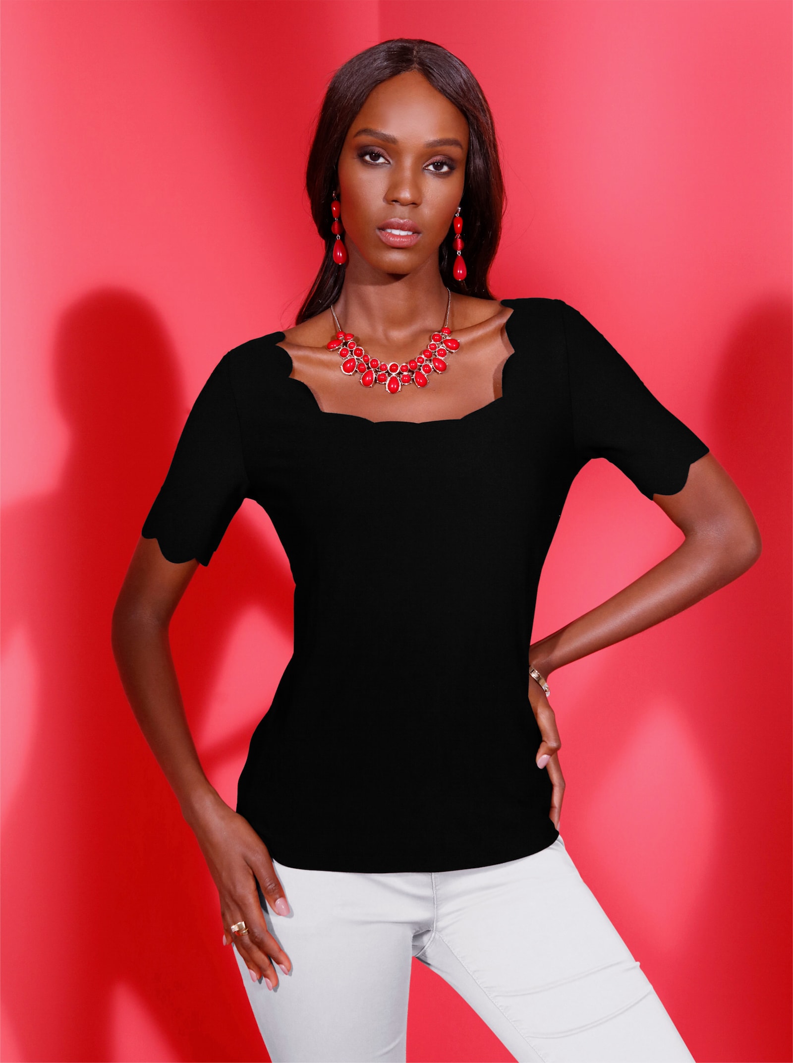 Kurzarmshirt mit gebogten Abschlüssen - schwarz