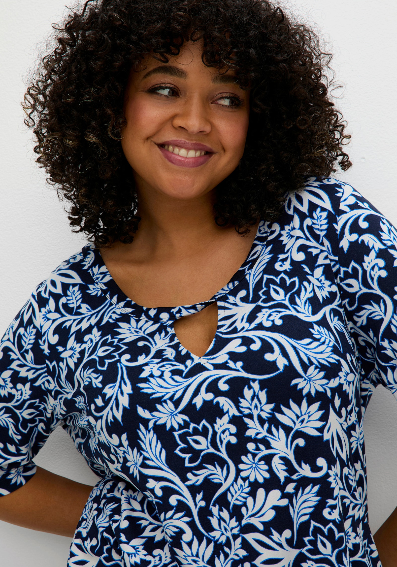 sheego Shirt mit Alloverdruck und Cut-out vorn - tiefblau-gemustert