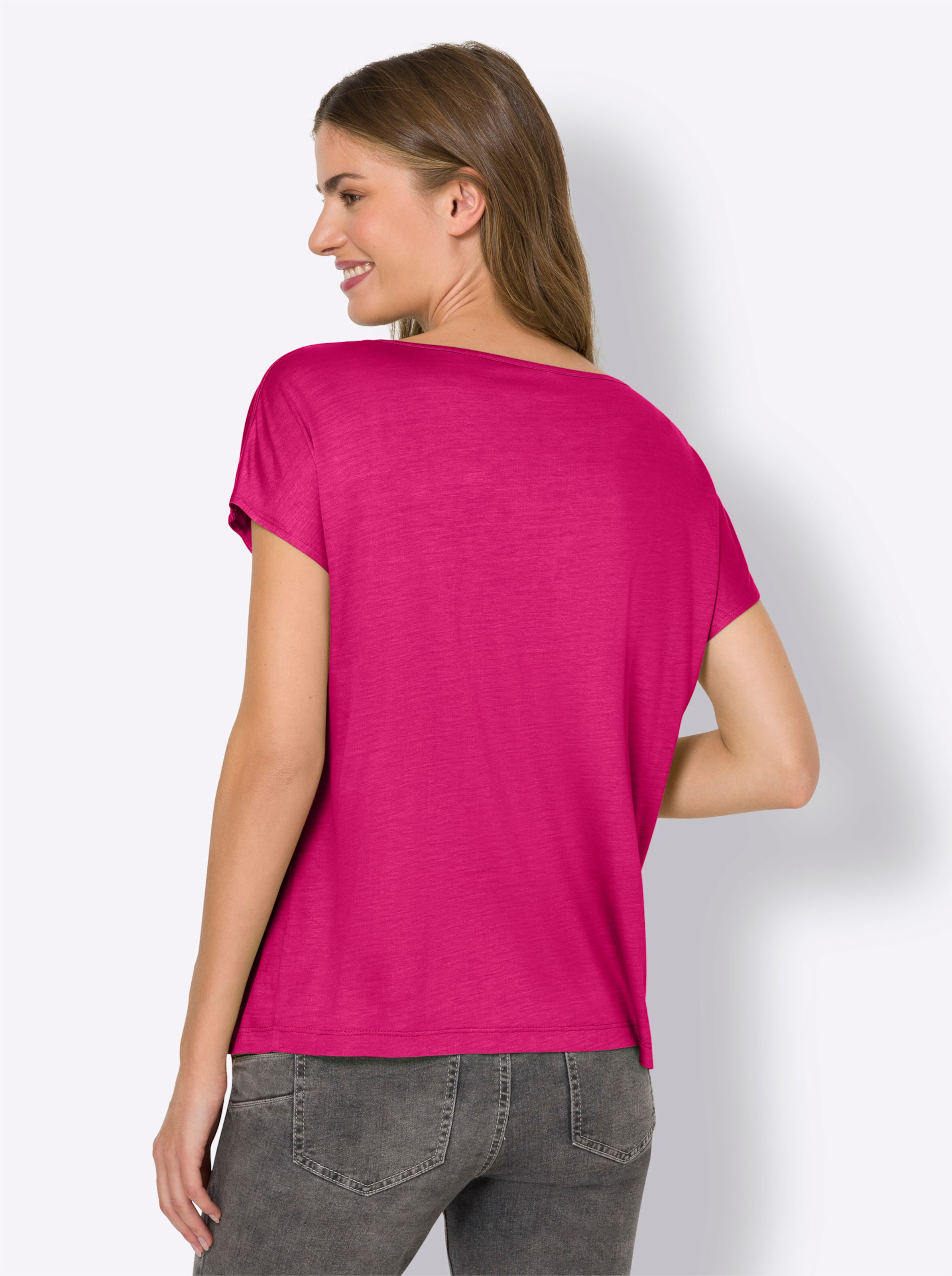 Pink günstig Kaufen-Shirt in pink von heine. Shirt in pink von heine <![CDATA[Shirt Kombipartner in fließender Jersey-Qualität. Mit Kellerfalte unter dem V-Ausschnitt und Kurzarm mit überschnittener Schulter.]]>. 