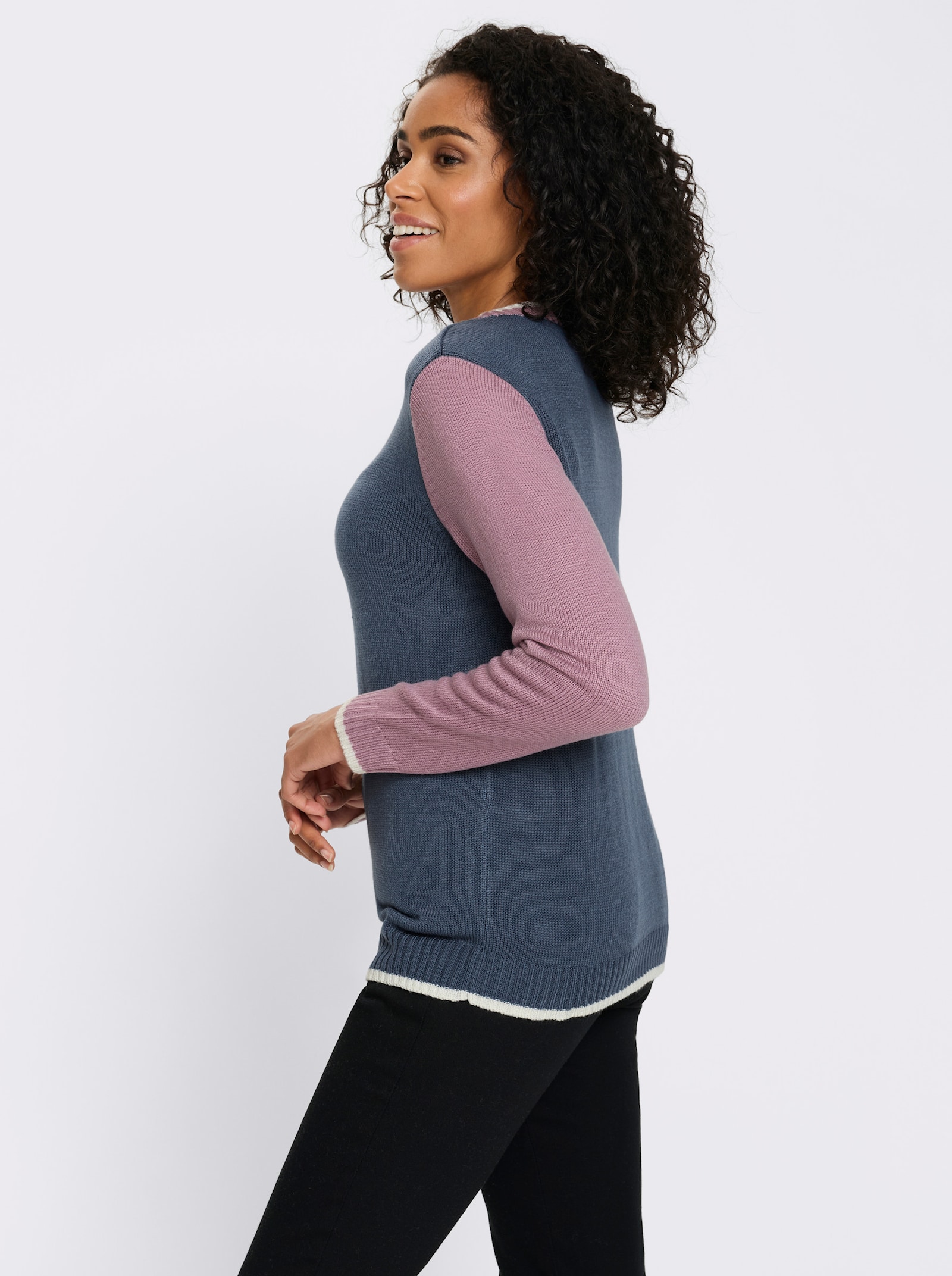 Stickad tröja med kontrastfärgade i ärmar - rökblå orkidé