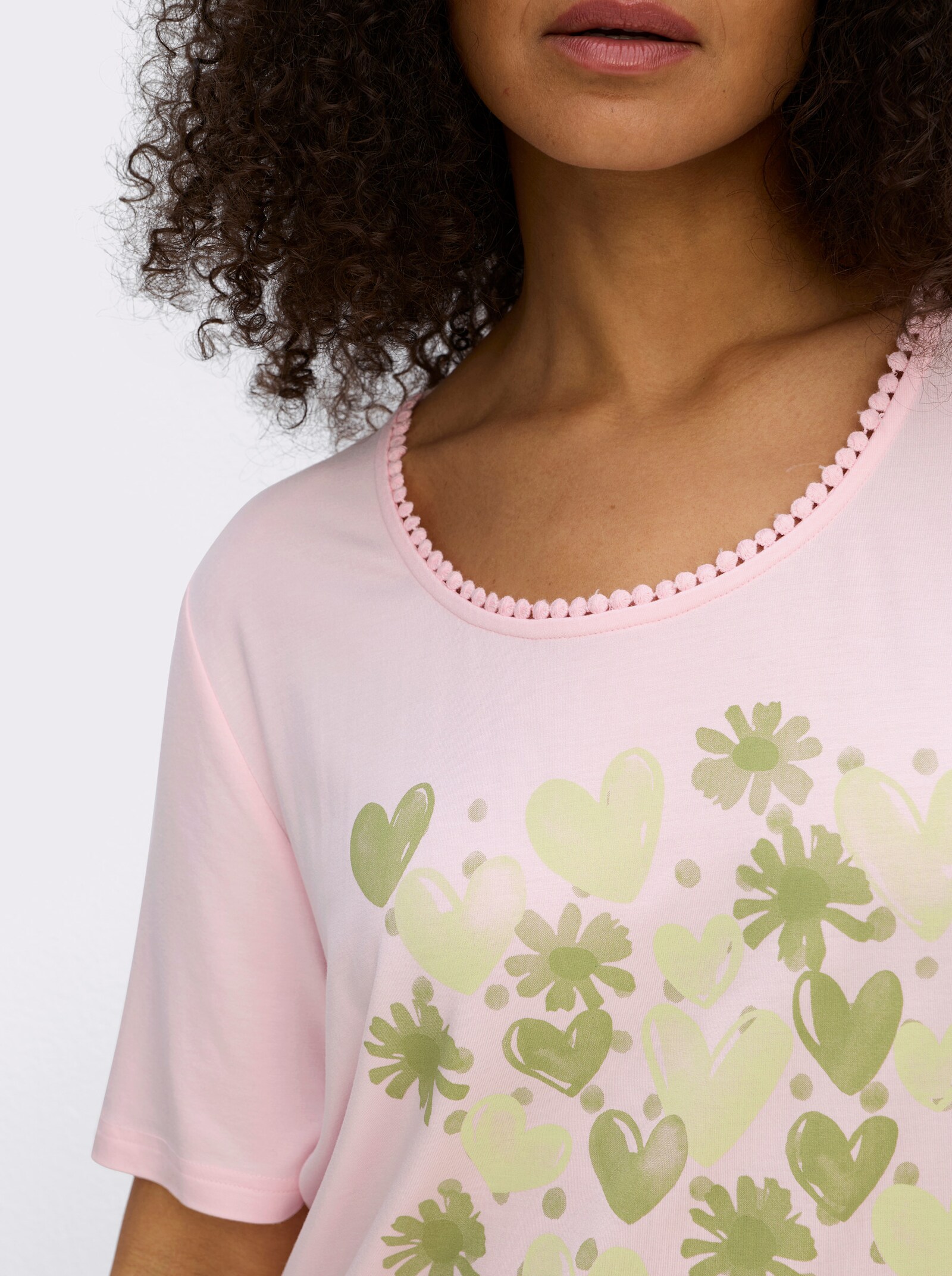 sheego Rundhalsshirt mit Zierband und Frontdruck - hellrosé-pistazie