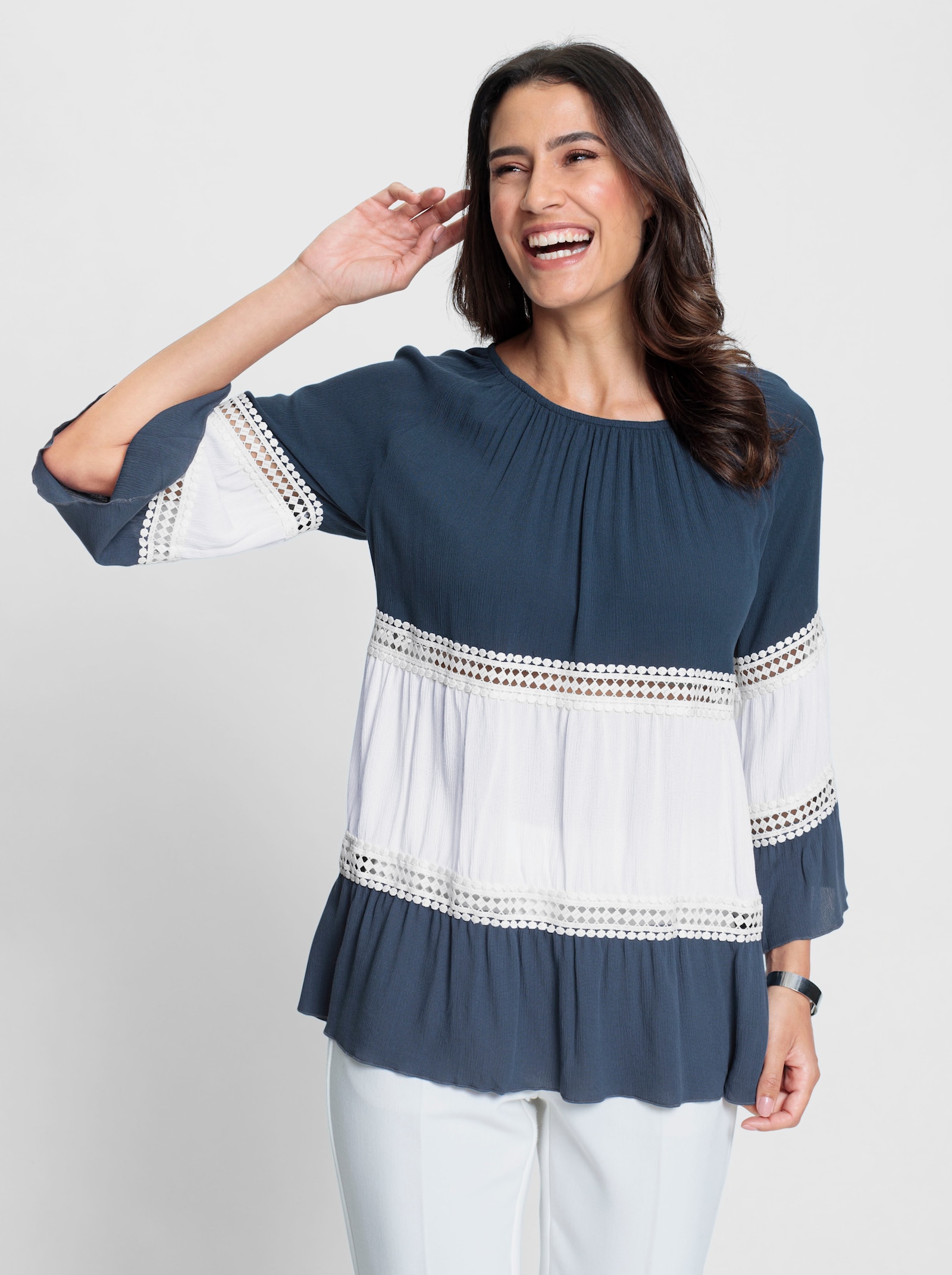 Crinklebluse mit Spitzen-Akzenten - dunkelblau-ecru-gemustert