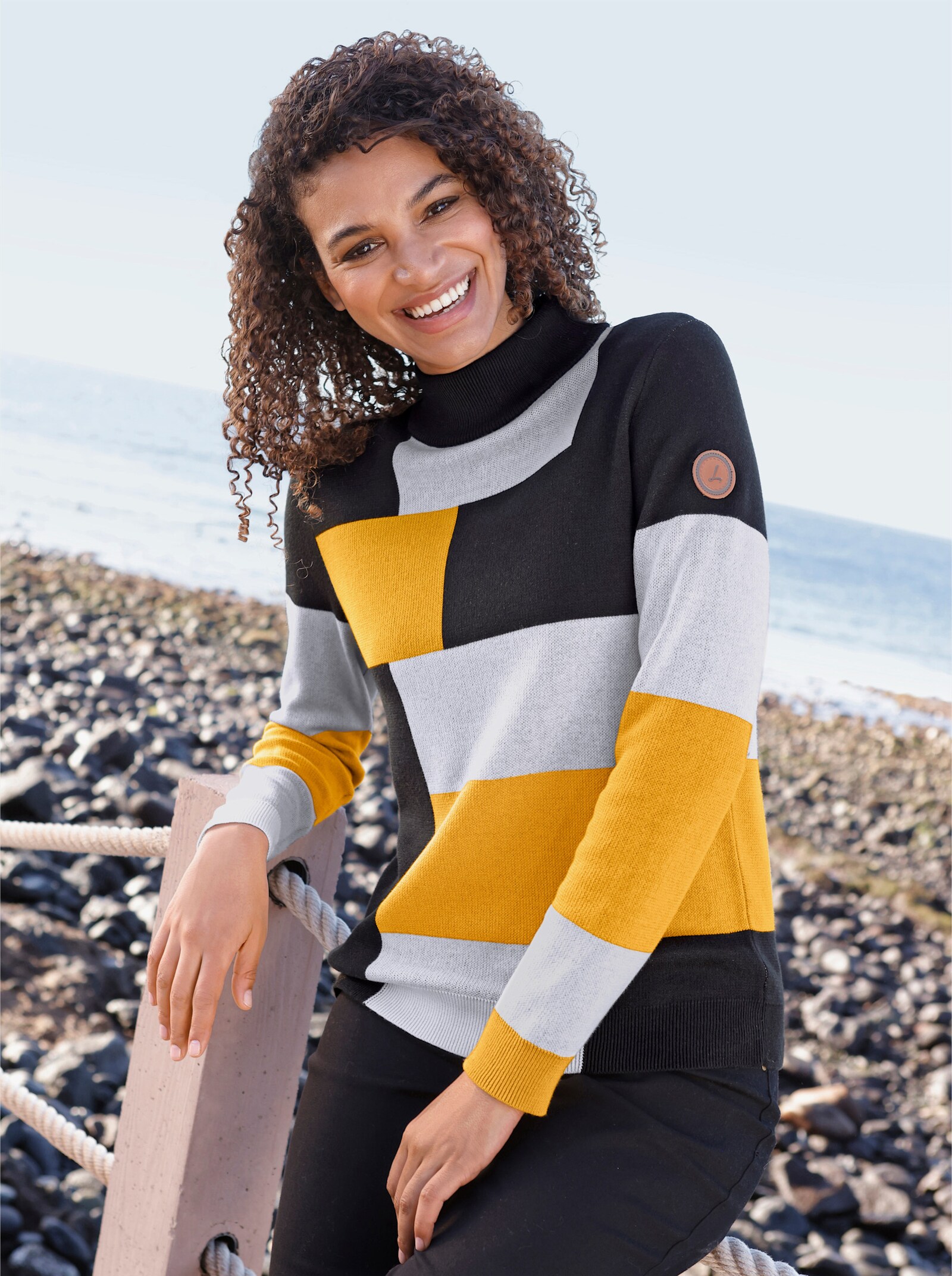 Langarm-Pullover mit Stehkragen - ocker-schwarz-gemustert