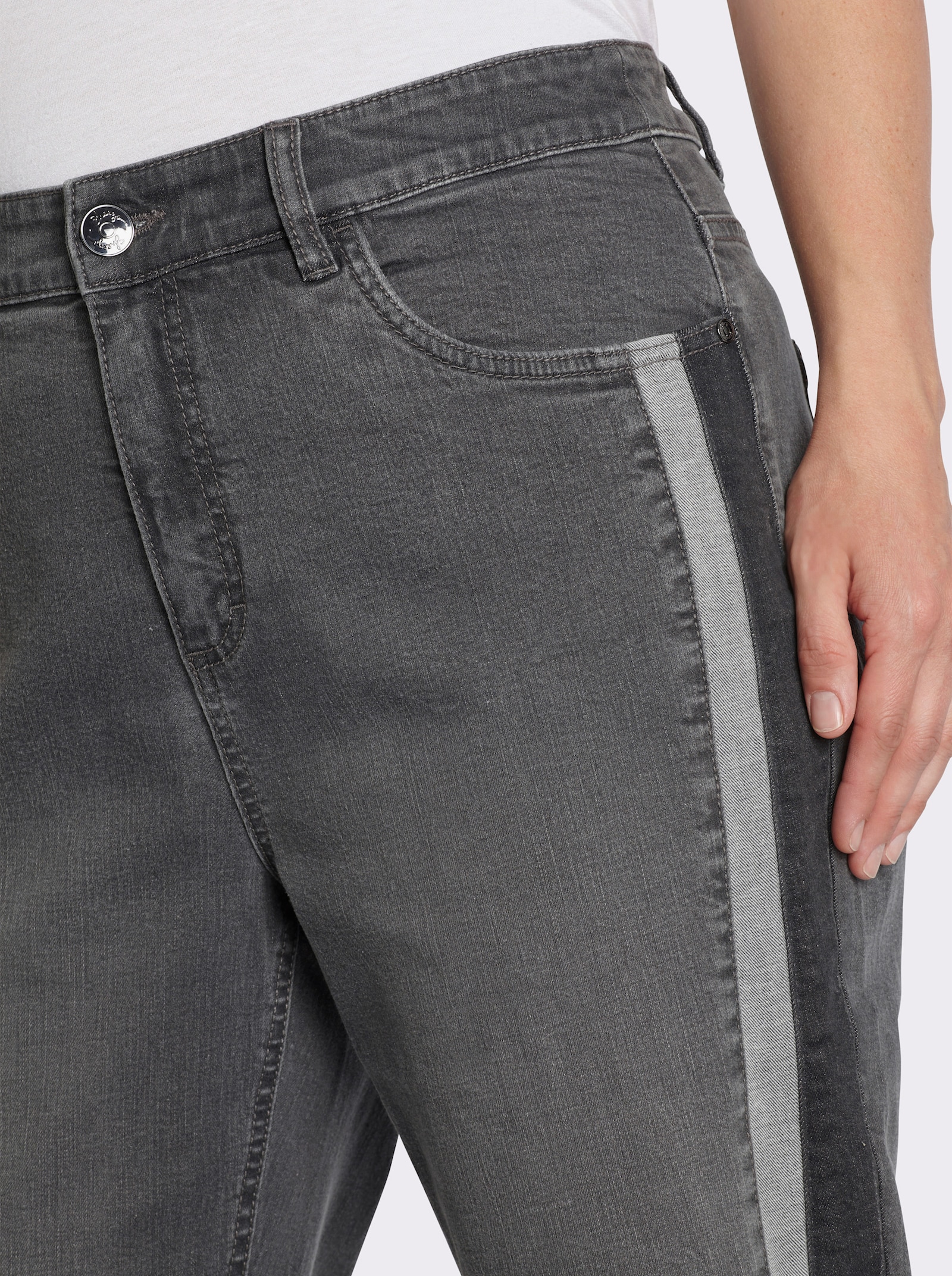 sheego Jeans mit Kontrasteinsatz und Fransensaum - grey denim
