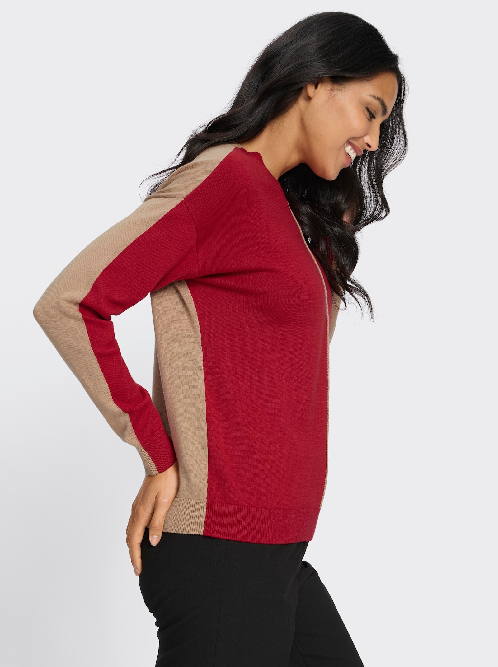 Rundhalspullover mit Kontrasten - rot-camel