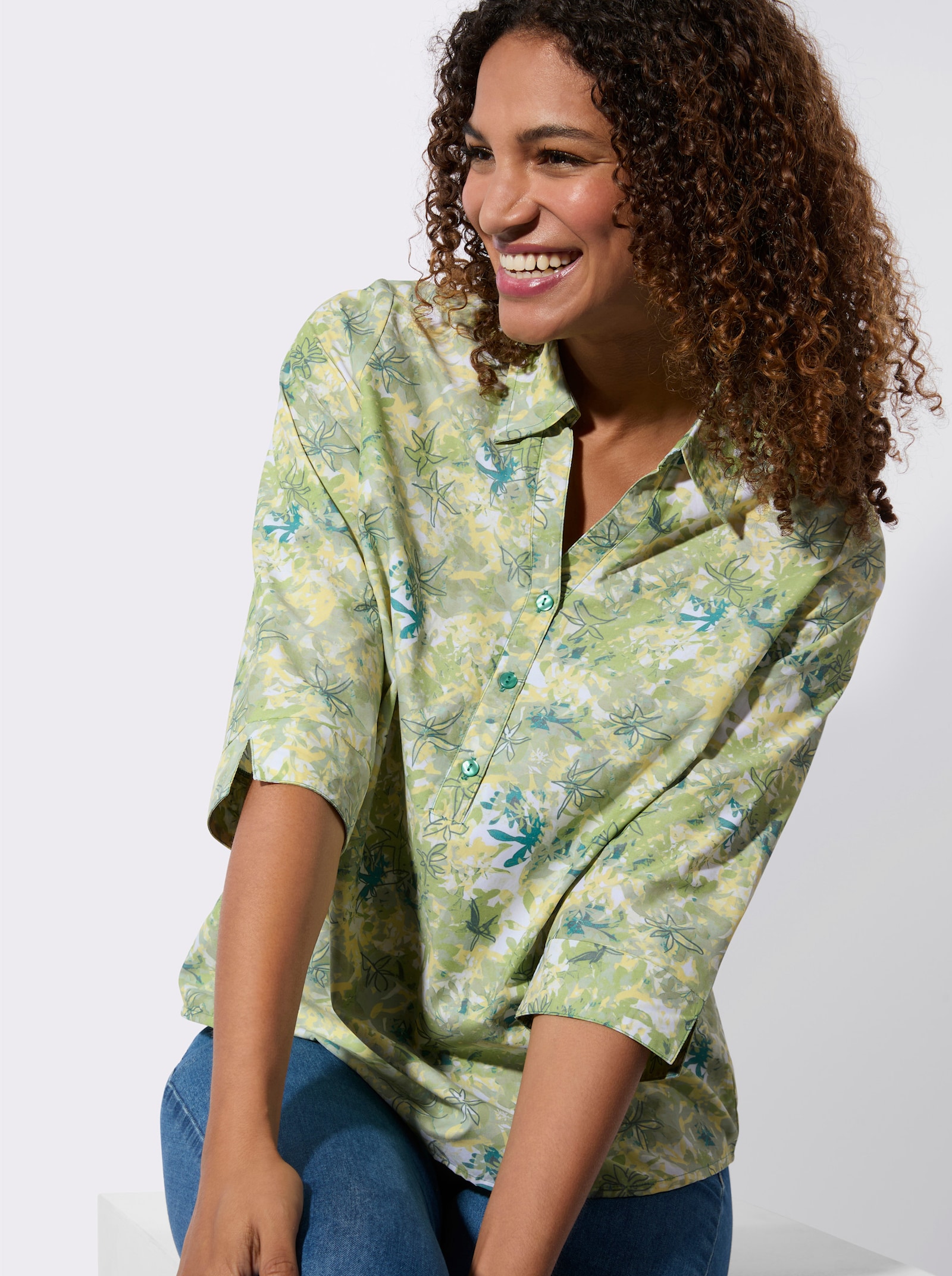 Bekväm blus med kort knappslå - vass, tryckt