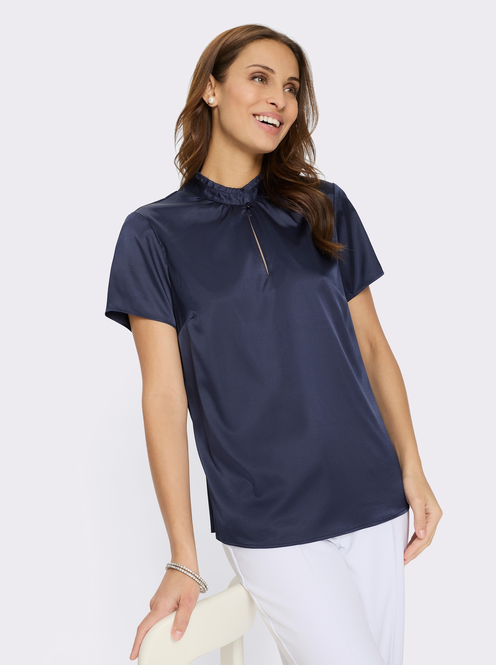 Satinbluse mit Rüschen am Stehkragen - marine