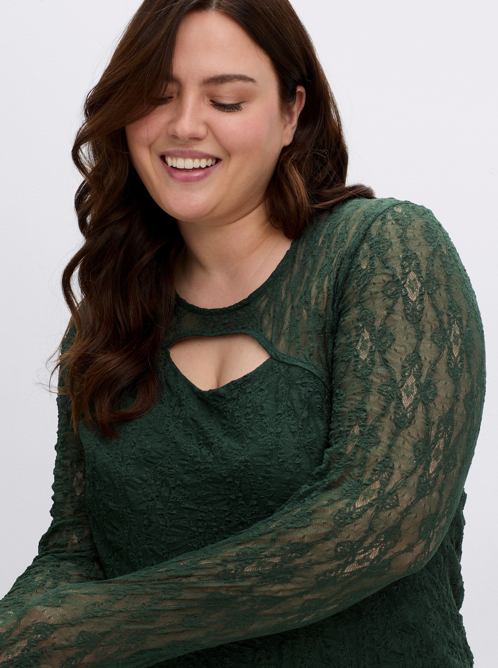 sheego by Joe Browns Spitzenshirt mit Cut-out vorn - moos