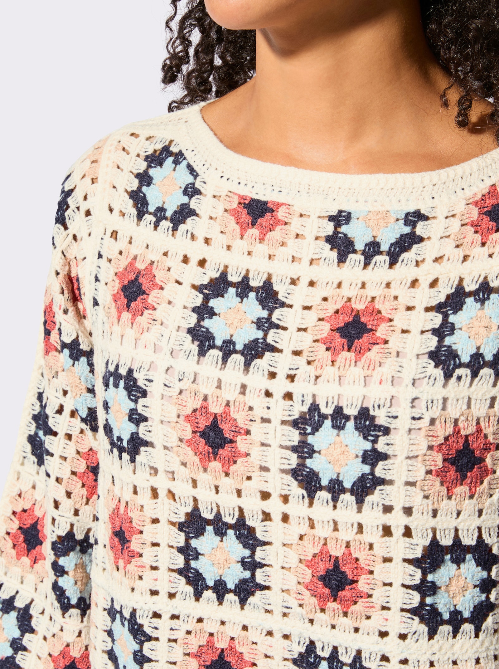 Pullover in Häkel-Optik - ecru-koralle-gemustert