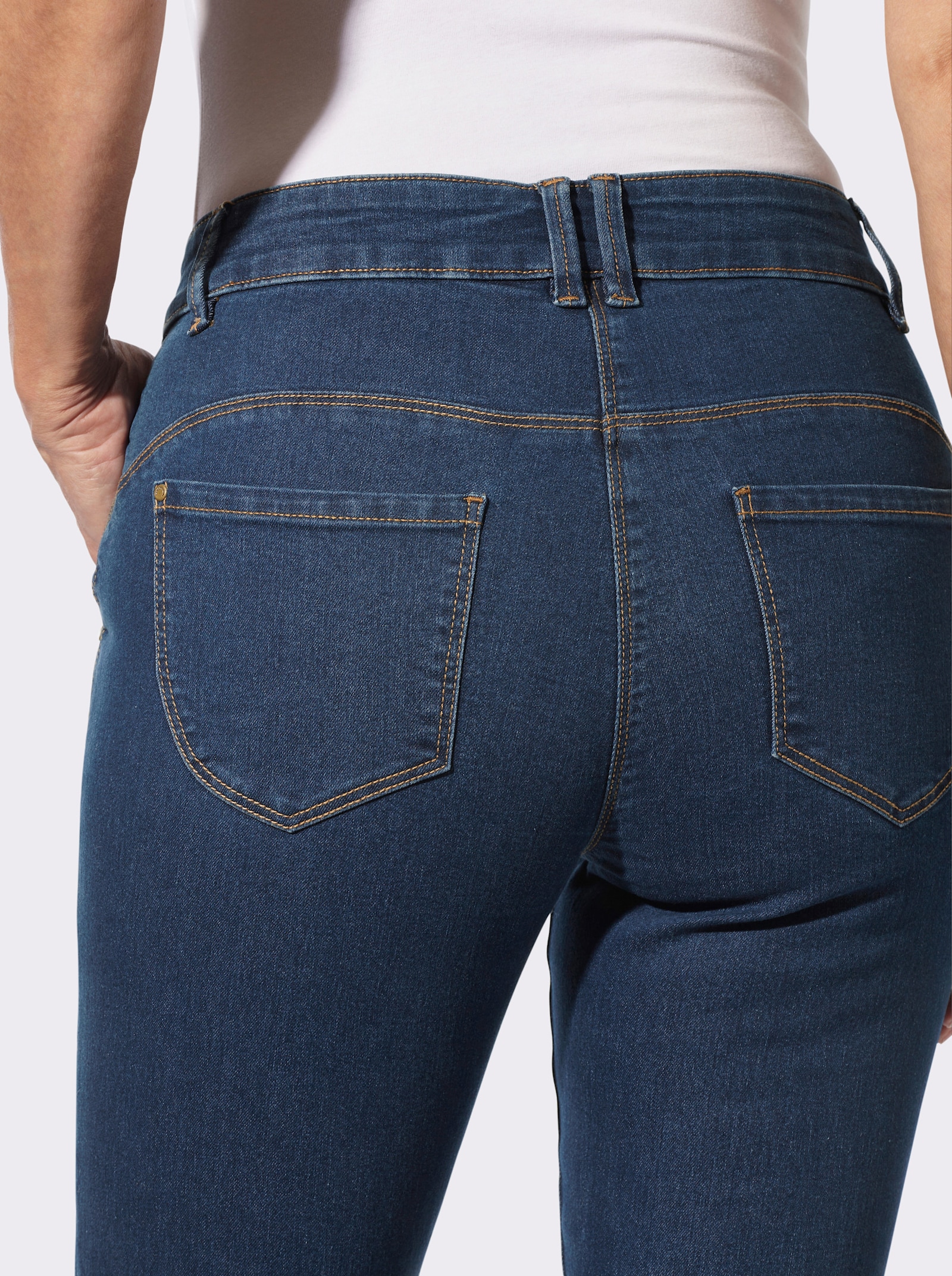 Jeans mit kontrastfarbigen Ziernähten - blue-stone-washed