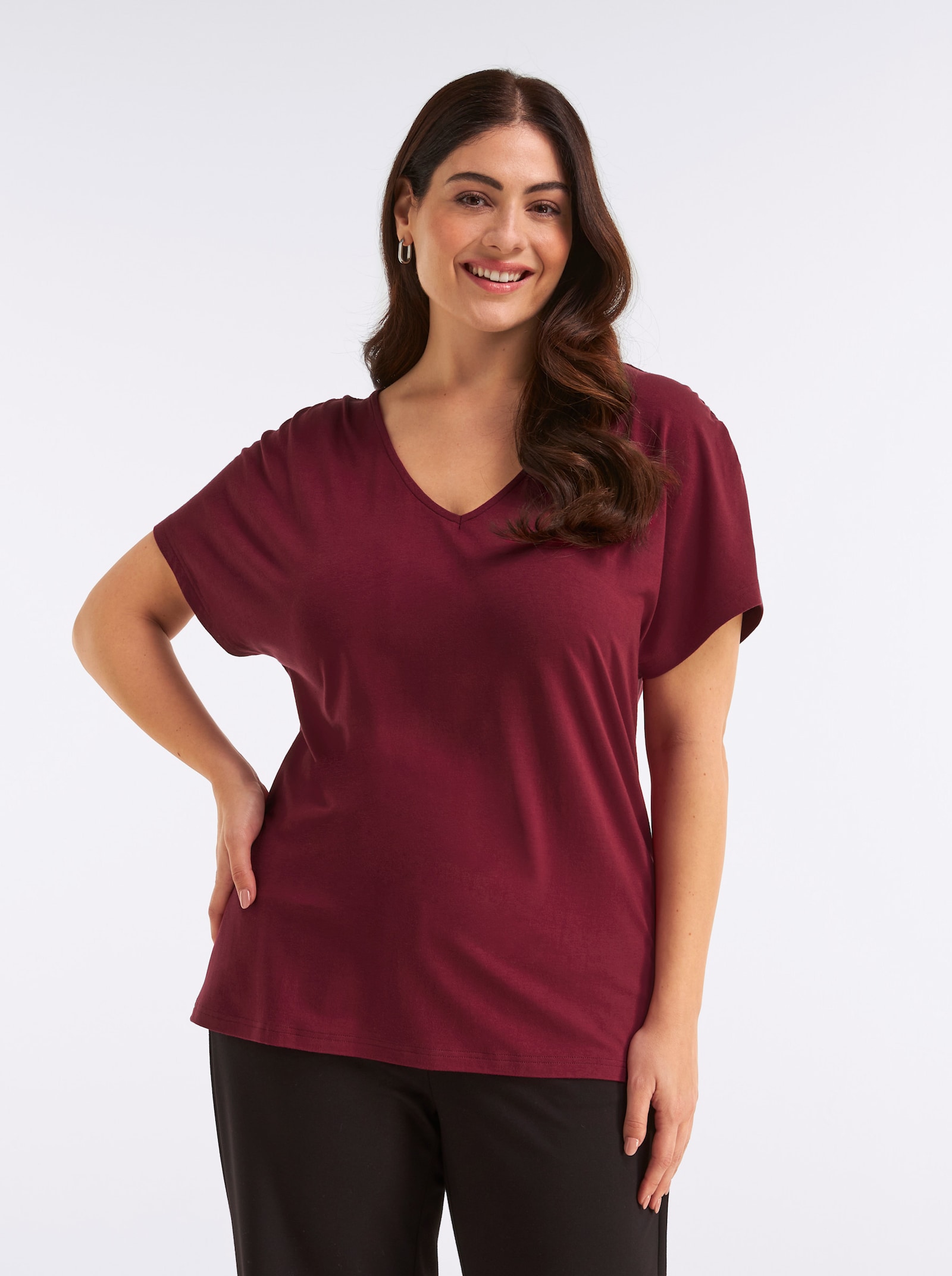 sheego Shirt met V-hals met rimpelingen bij de schoudernaad - bordeaux