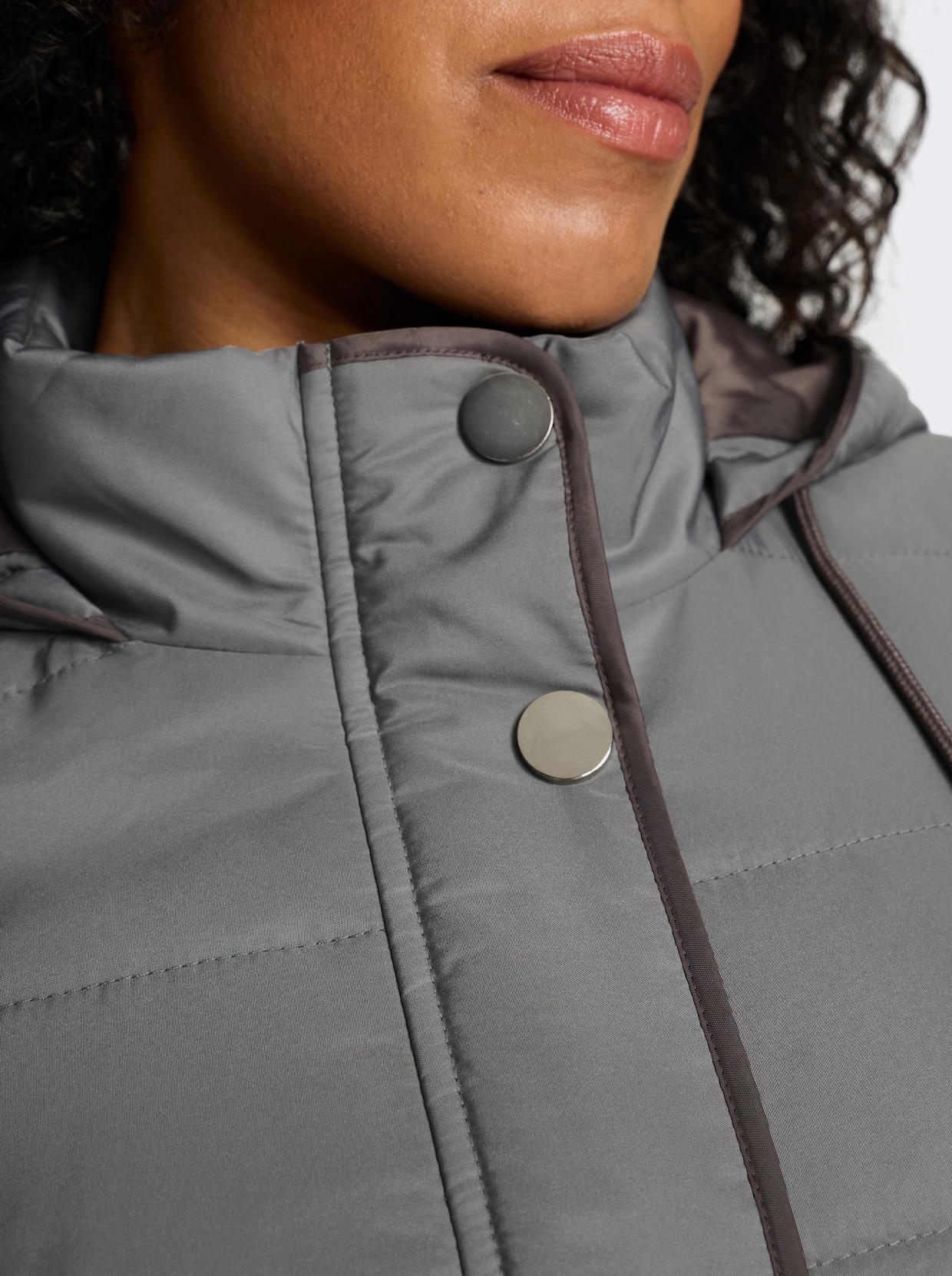 Steppjacke mit Kapuze und Stehkragen - grau