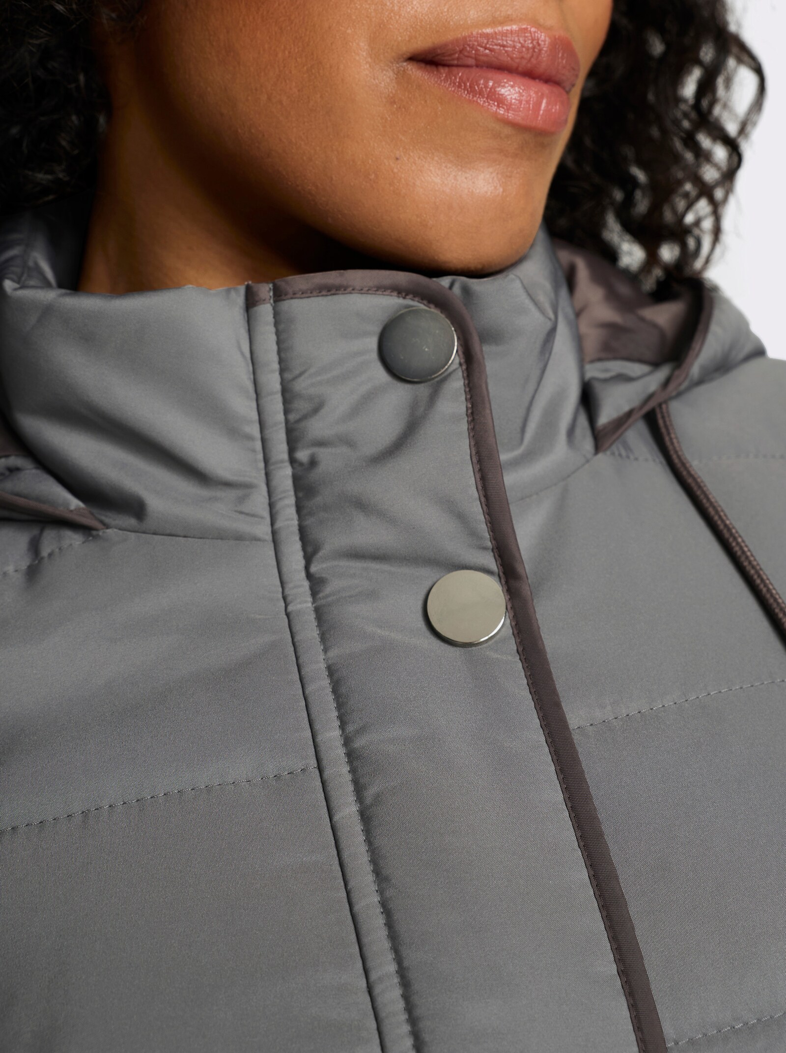 Steppjacke mit Kapuze und Stehkragen - grau