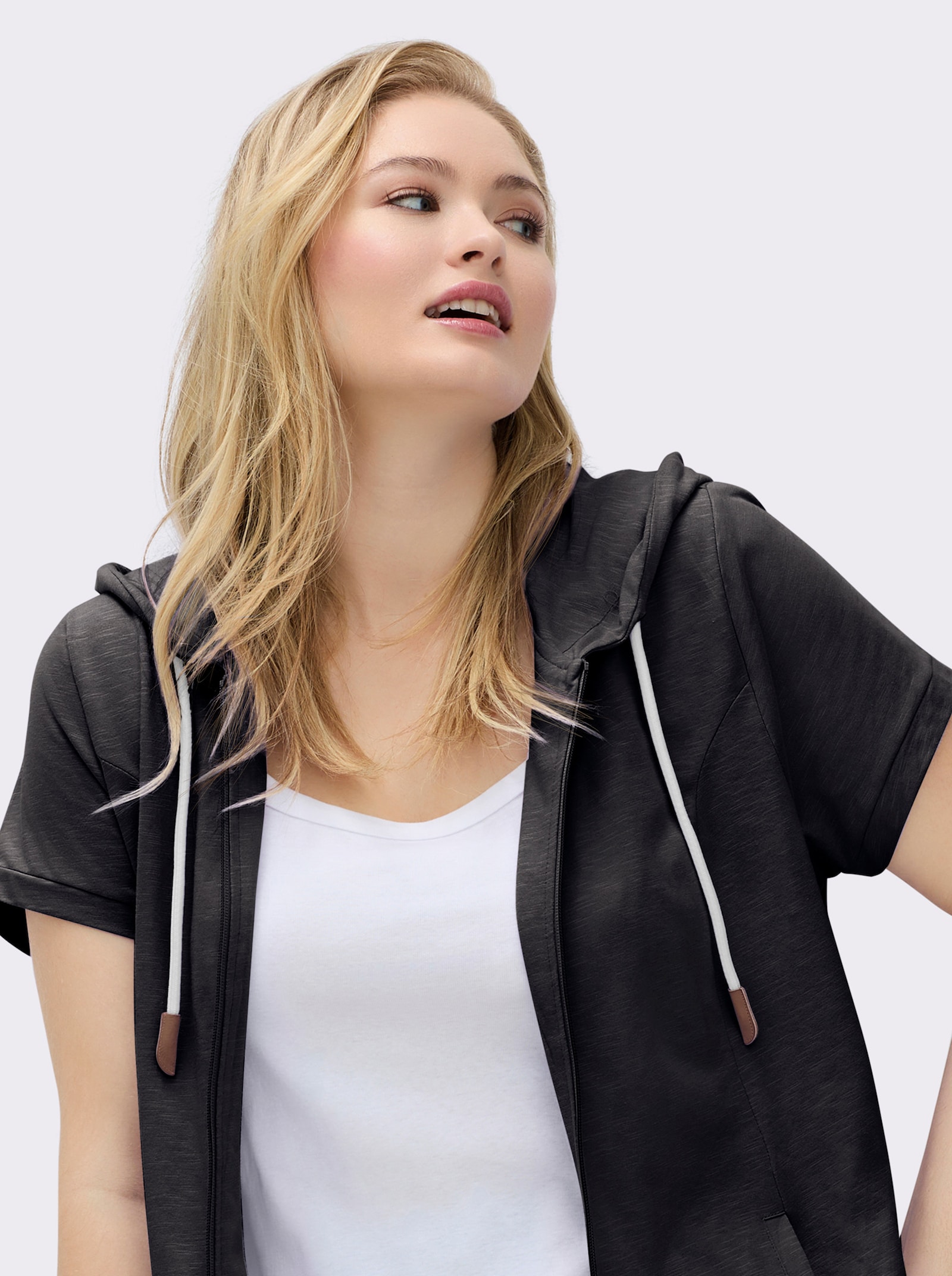 Sweatjacke mit Nahttaschen - schwarz