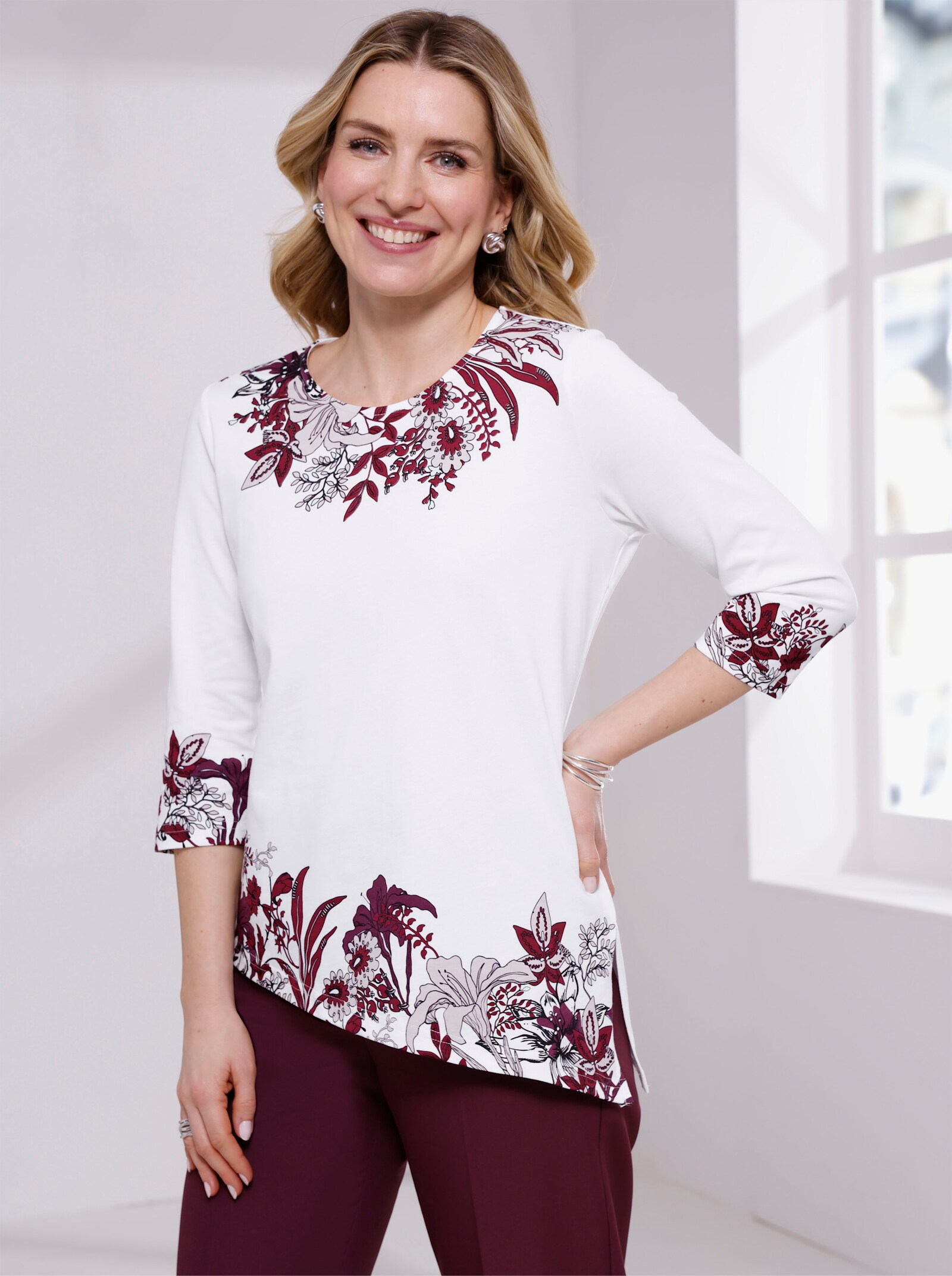 Rundhalsshirt mit extra langem Seitenschlitz - ecru-burgund-bedruckt