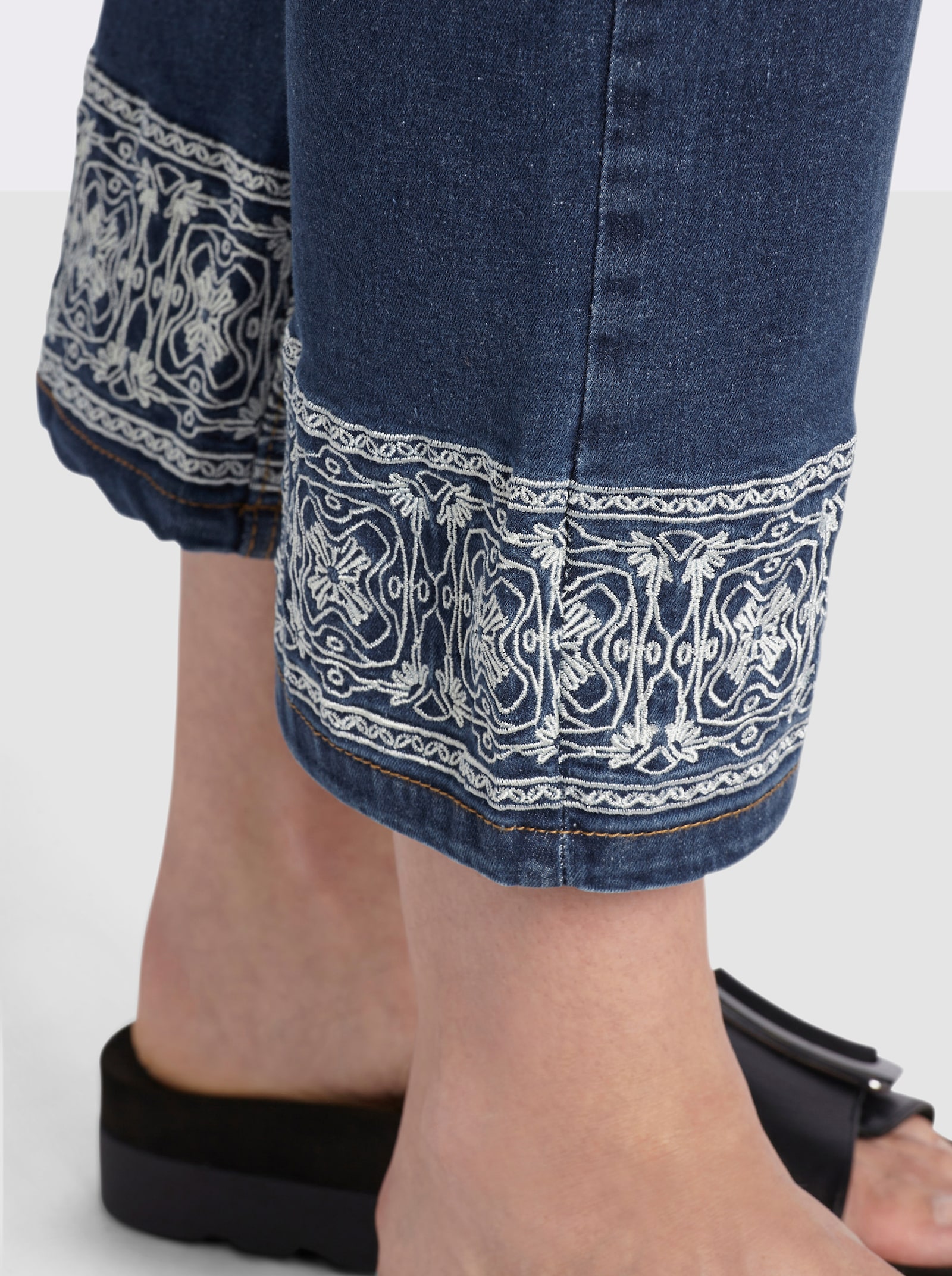 7/8-Jeans mit Stickerei am Beinabschluss - blue-stone-washed