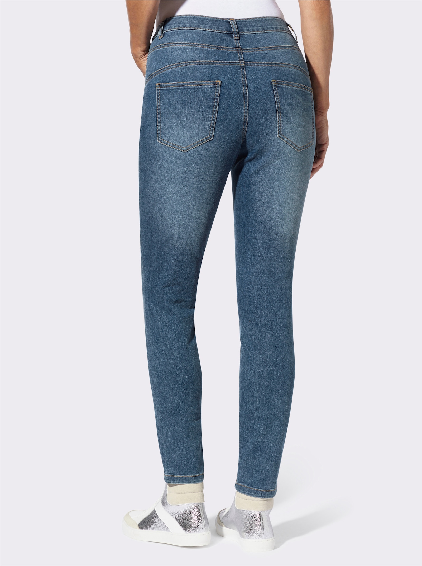 Jeans mit bedruckten Patches - blue-bleached