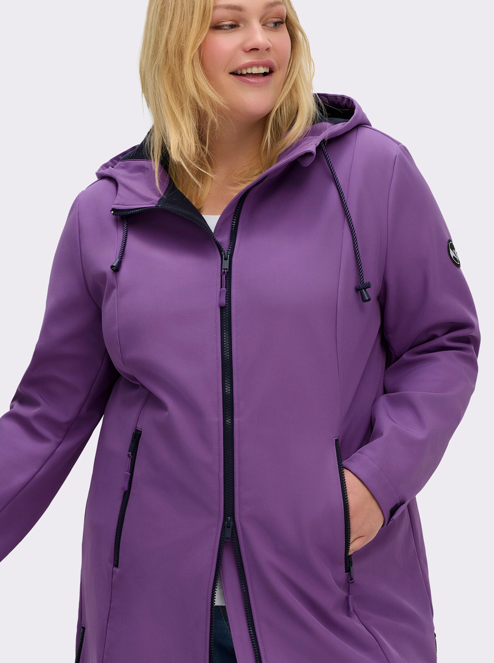 sheego Softshelljacke mit Kapuze und Tunnelzug - lila