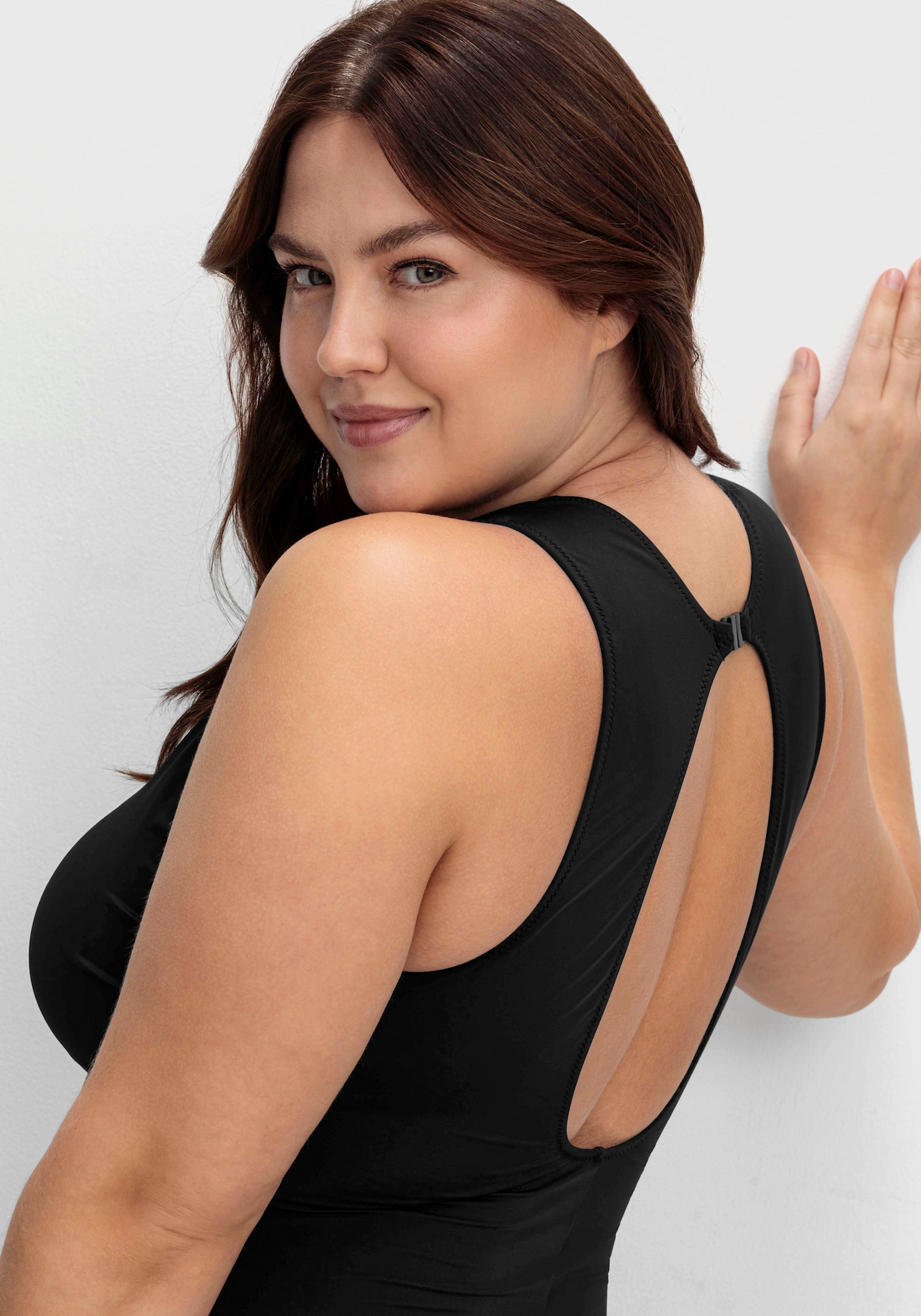 sheego Badeanzug mit Cut-out - schwarz