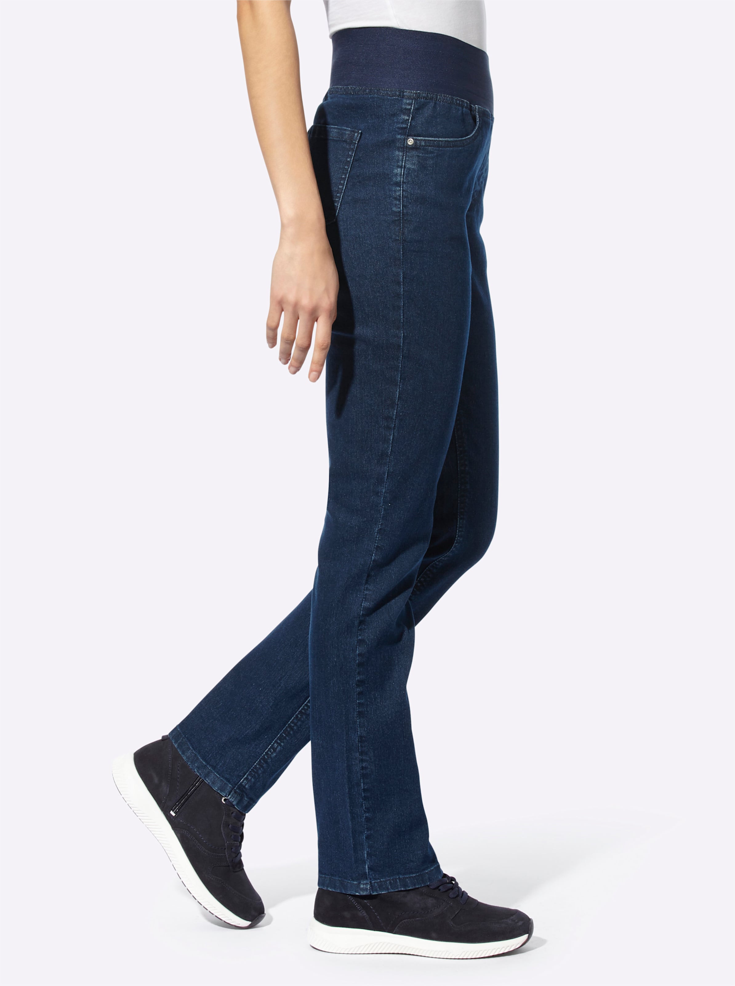 Blue günstig Kaufen-Jeans in dark blue von heine. Jeans in dark blue von heine <![CDATA[Jeans Sitzt immer perfekt und ist dabei super bequem durch die hochwertige Stretch-Qualität und den breiten Rundum-Dehnbund. Mit geradem Bein. Taschen vorn und hinten. Normale Leibhöhe.