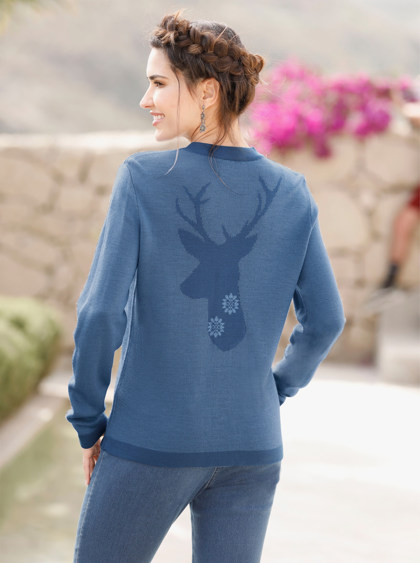 Strickjacke mit Hirschmotiv im Rückteil - mittelblau