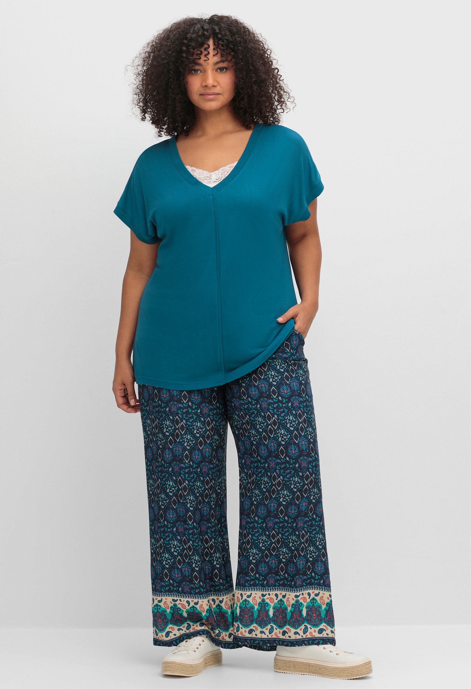 sheego T-Shirt mit V-Ausschnitt und Zierpaspel vorne - dunkelpetrol