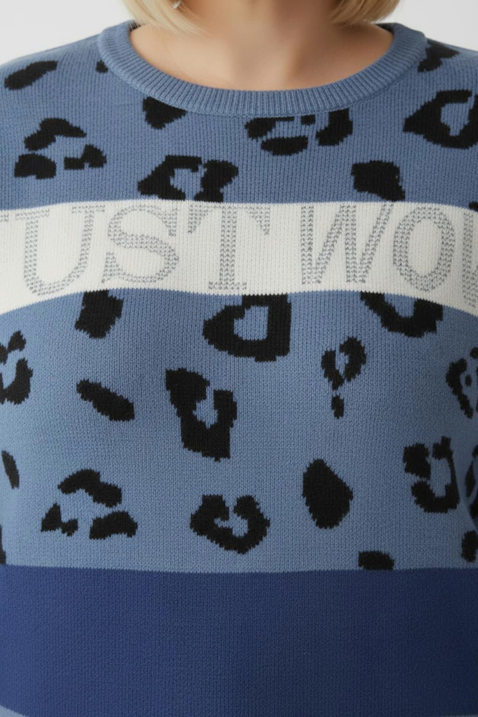 Pullover mit Glitzersteinchen-Schriftzug - mittelblau-royalblau-gemustert