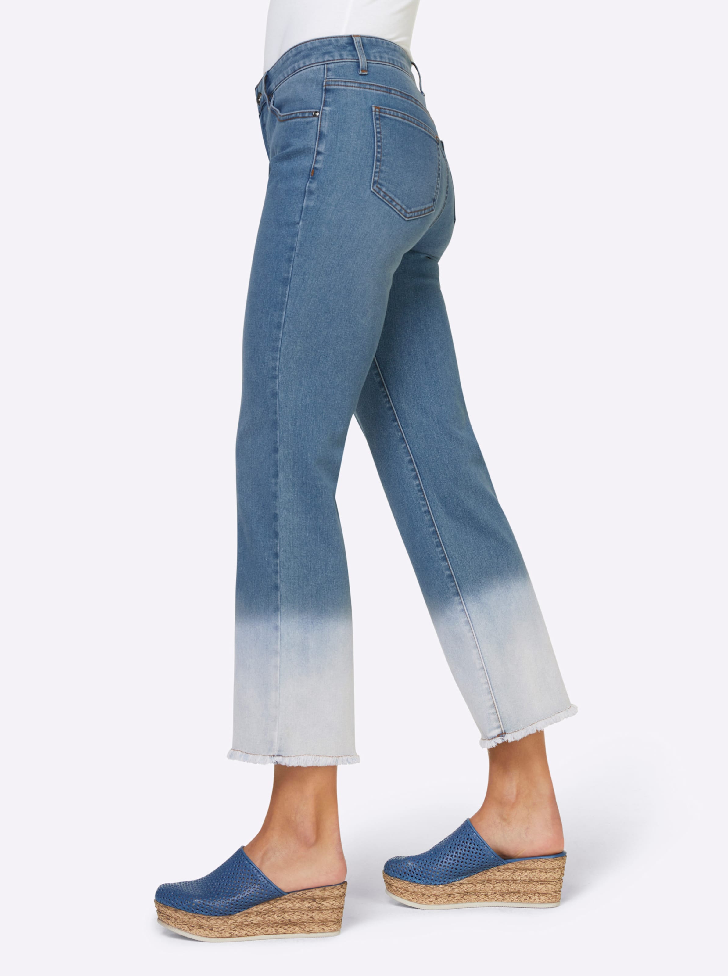 POCKET günstig Kaufen-Jeans in blue-bleached von heine. Jeans in blue-bleached von heine <![CDATA[Jeans 5-Pocket-Style in bequemer Stretch-Qualität. Teilweise kontrastfarbene Nähte. Saumabschluss mit modischem Farbverlauf und feinen Fransenkanten. Knopf- und Reißverschluss.