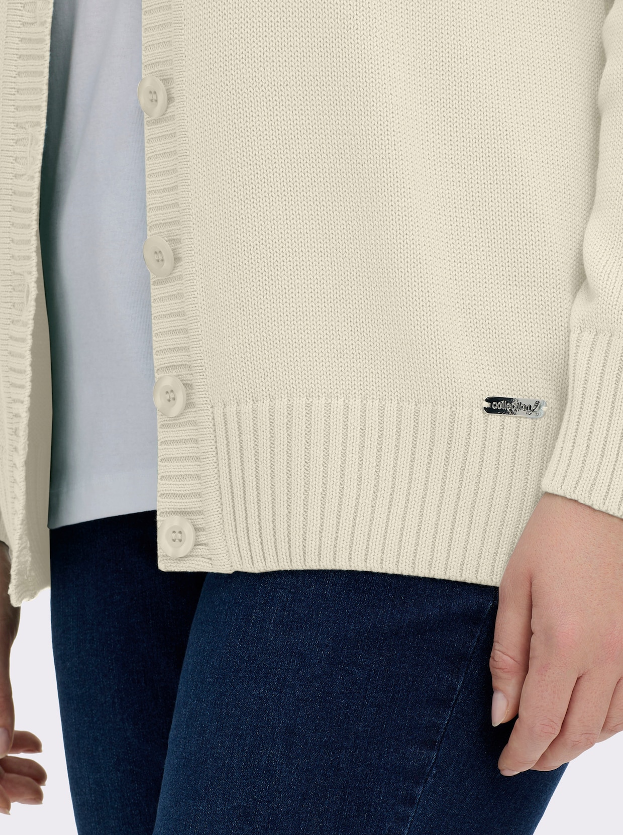 Strickjacke mit farblich abgestimmten Knöpfen - wollweiß