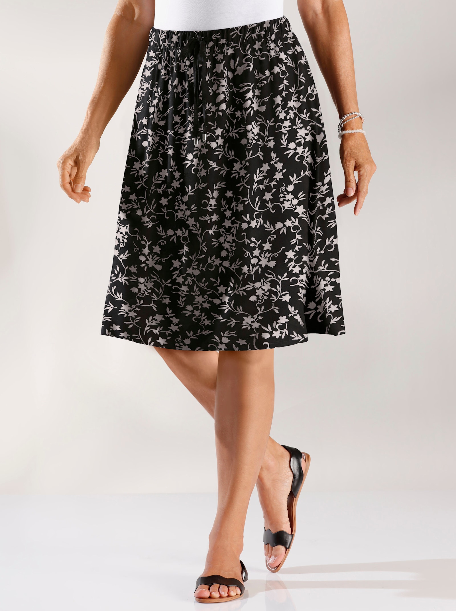 Webrock aus reiner Viskose, figurumspielend - schwarz-geblümt