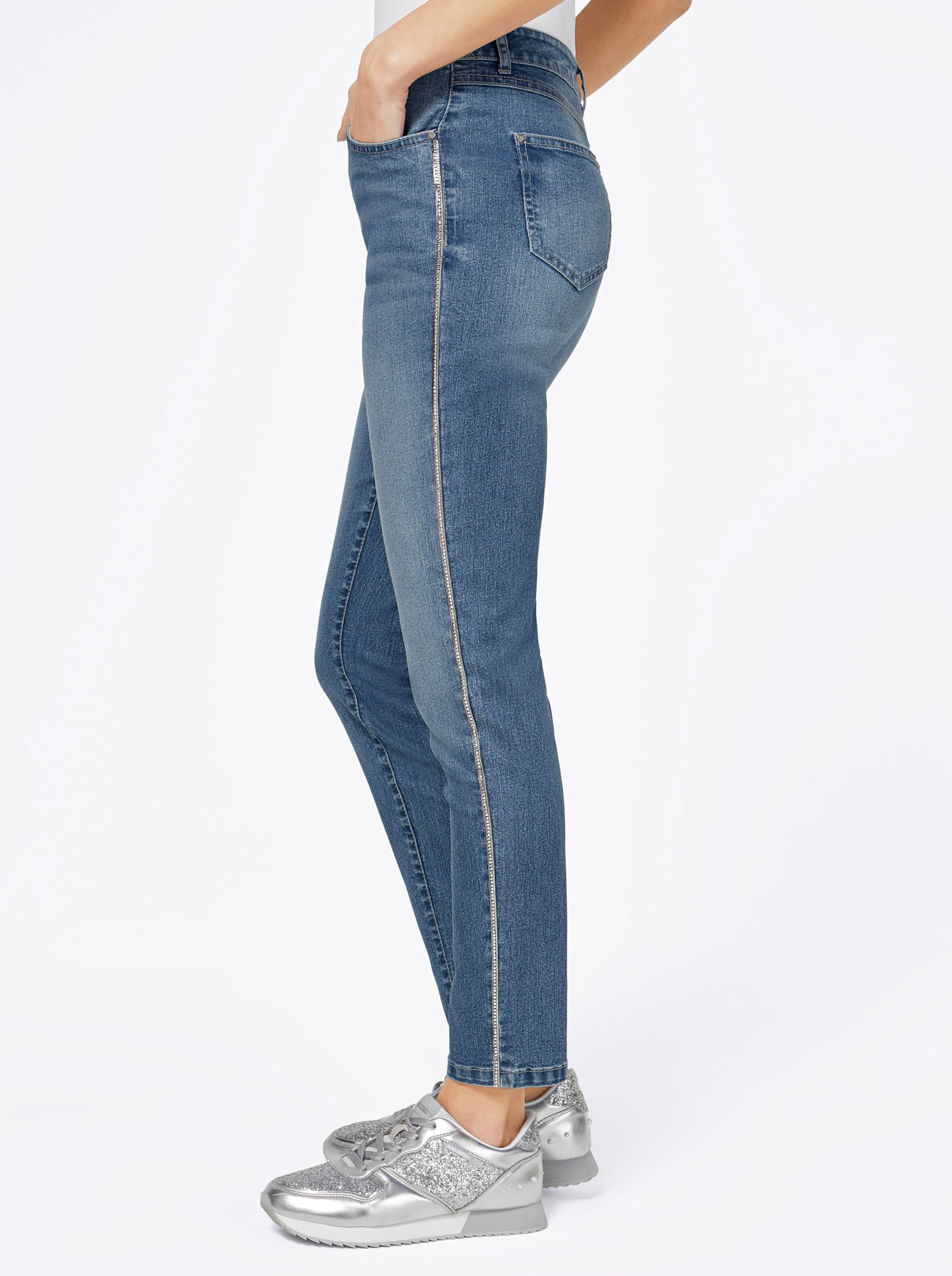 TC B günstig Kaufen-Gerade Jeans in blue-stone-washed von heine. Gerade Jeans in blue-stone-washed von heine <![CDATA[Schmale Jeans in knöchelfreier 5-Pocket-Form mit Gürtelschlaufen, Knopf- und Reißverschluss. Highlight ist das schmale Zierkettchen entlang der Seitennäh