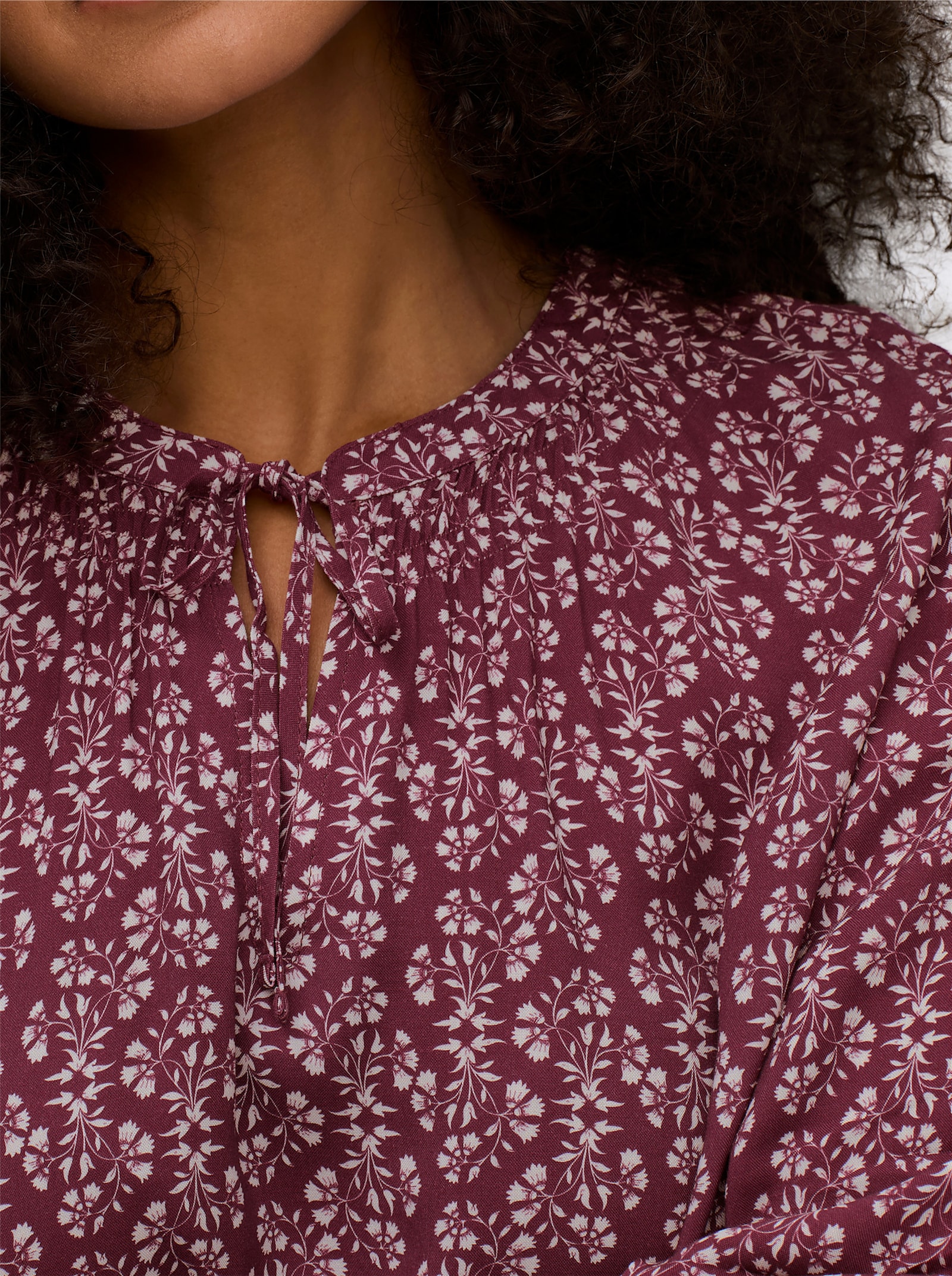 sheego Tunika mit Blütenprint und Smok-Details - bordeaux-gemustert