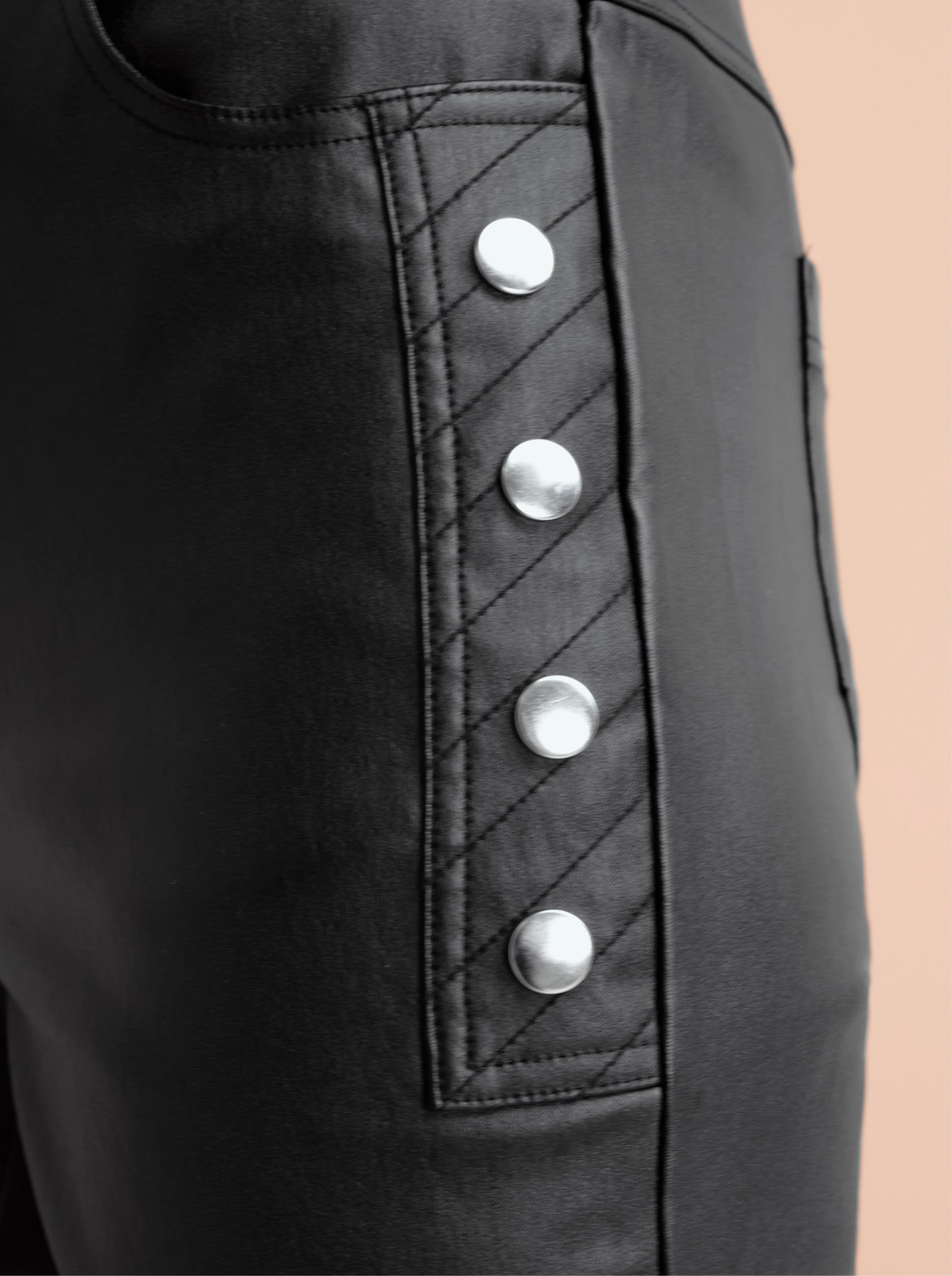 heine Pantalon Jogpant avec boutons décoratifs - noir