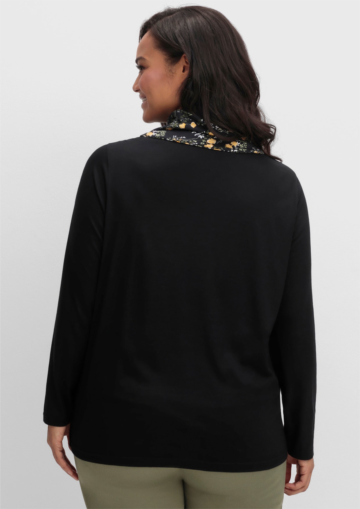 Print-Shirt in Wickeloptik mit halsfernem Rollkragen - schwarz-ocker-bedruckt