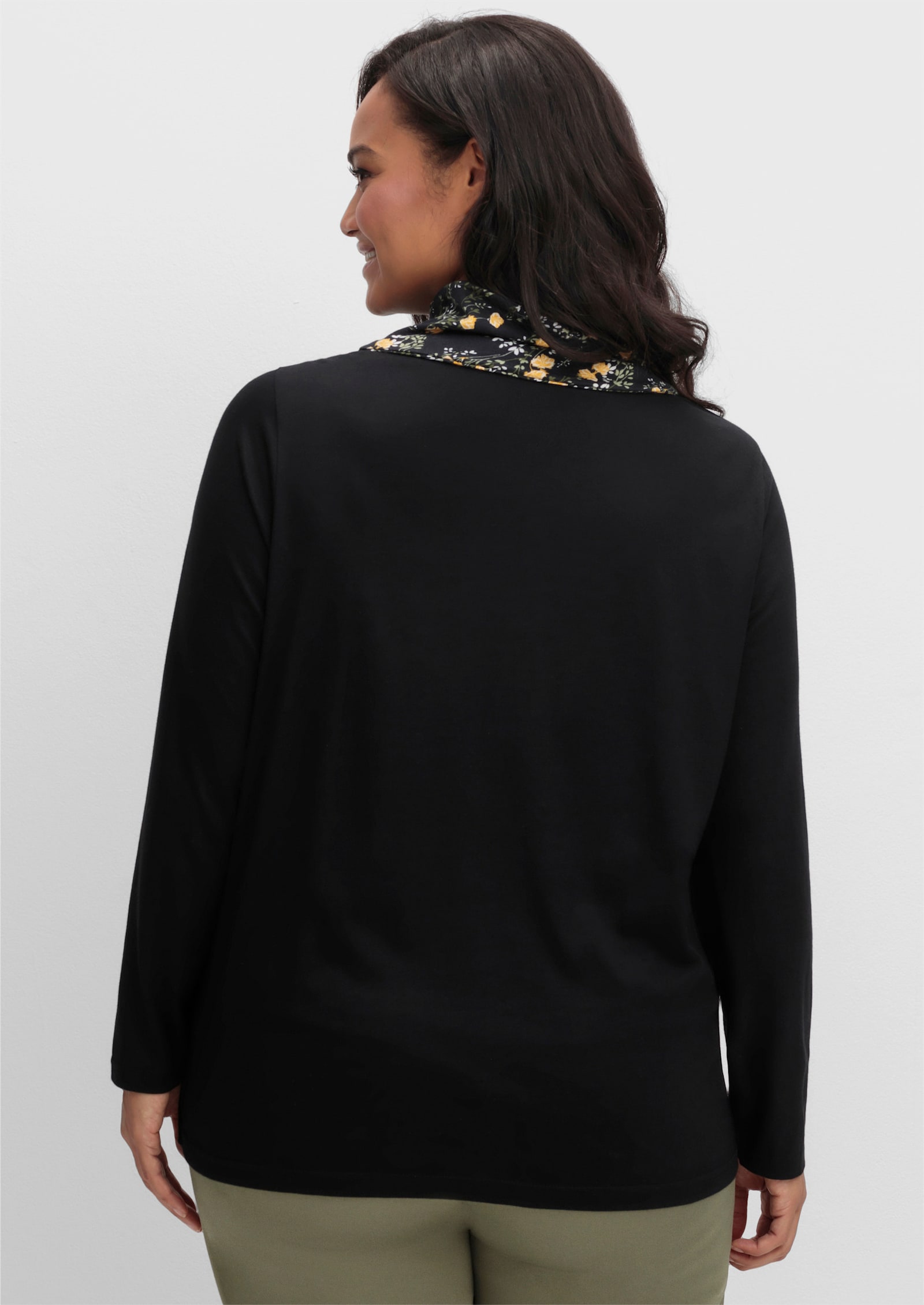 Print-Shirt in Wickeloptik mit halsfernem Rollkragen - schwarz-ocker-bedruckt