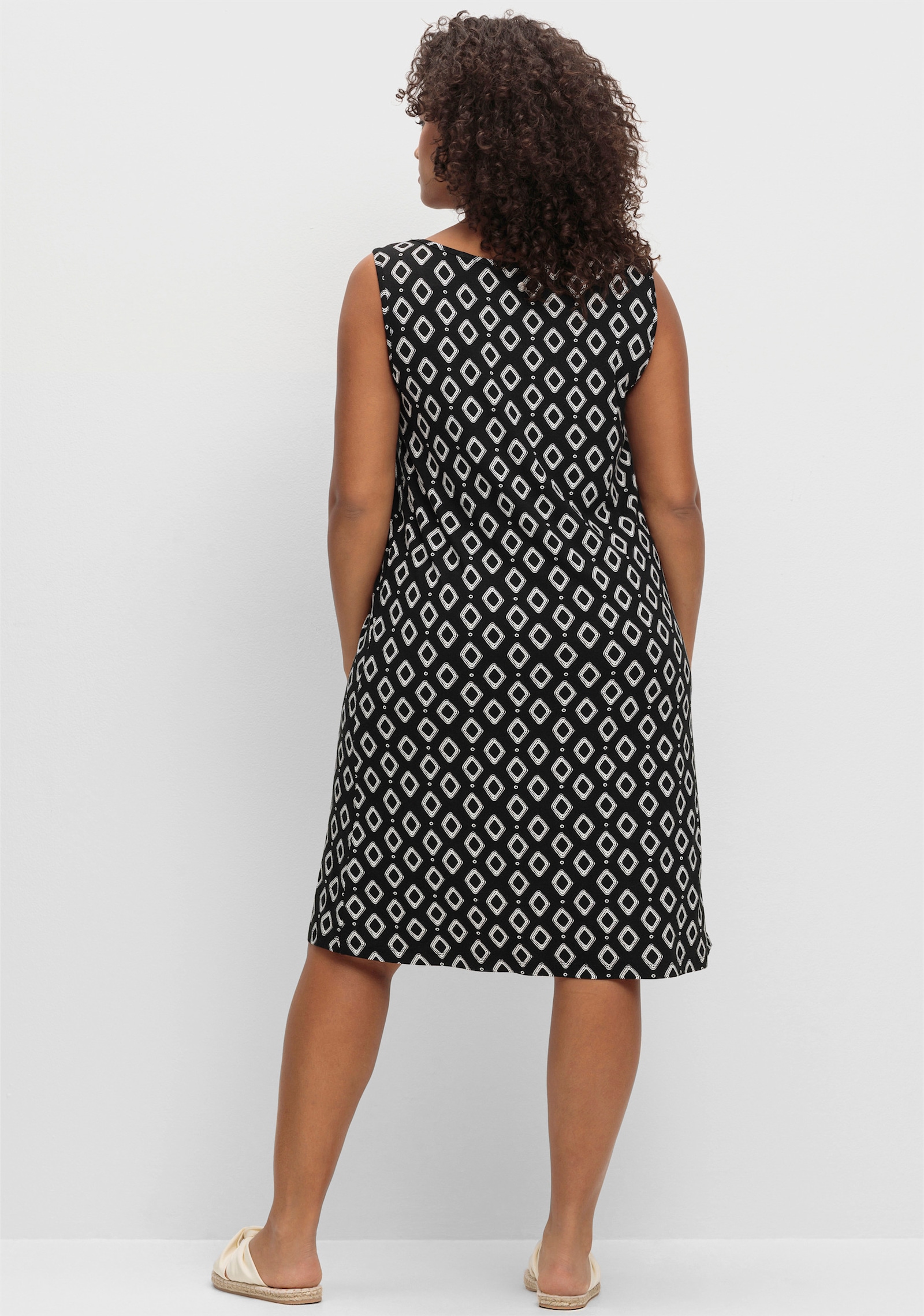 sheego Strandkleid mit Grafikprint - schwarz bedruckt