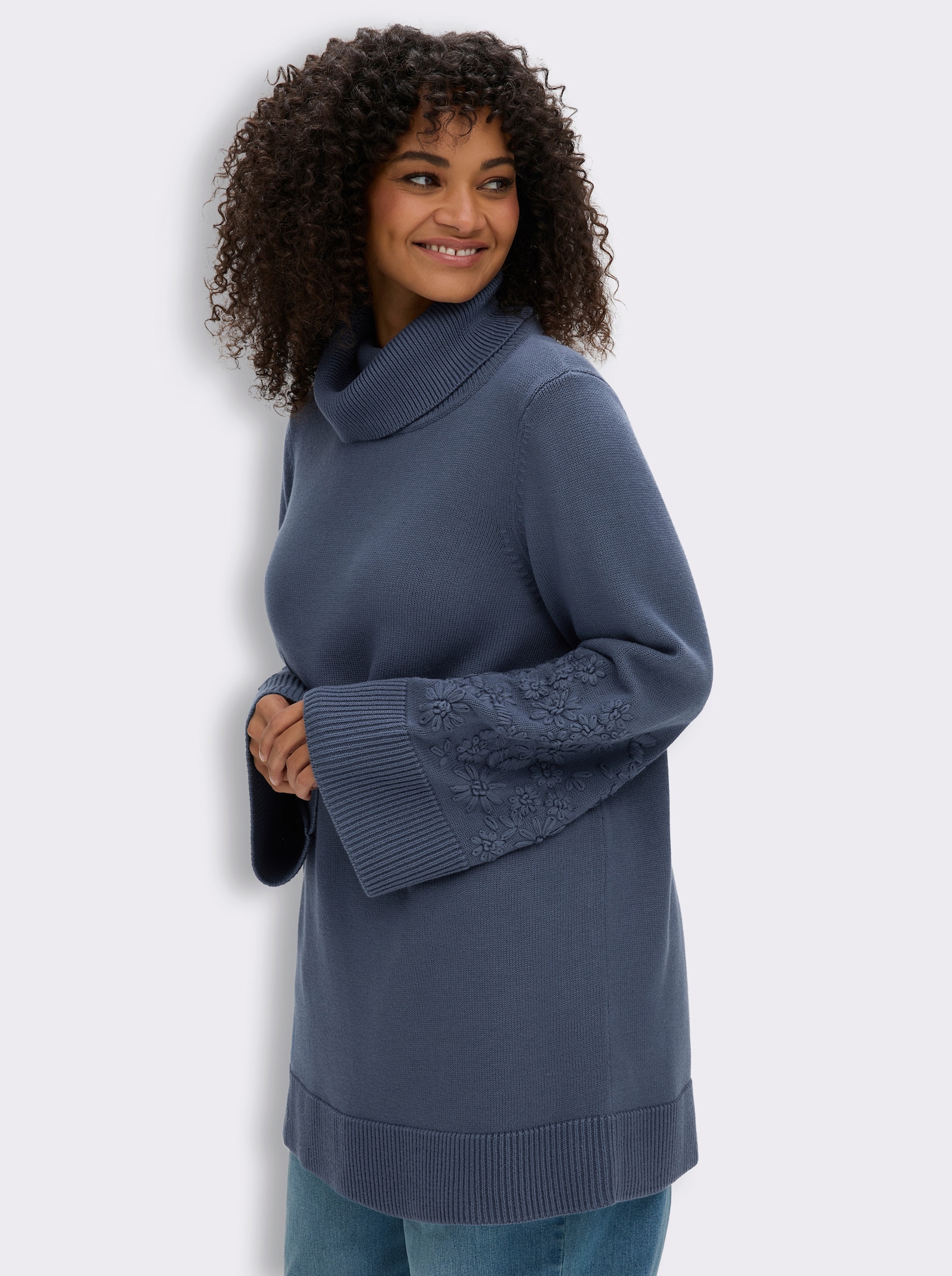 sheego Rollkragenpullover mit Stickereien am Ärmel - rauchblau